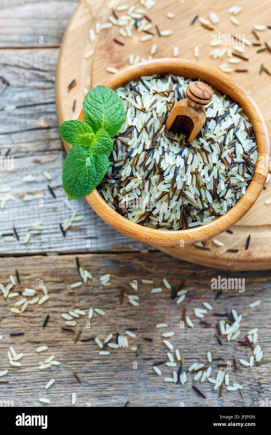 Miscela di bianco e il riso selvatico in una ciotola di legno. Foto Stock