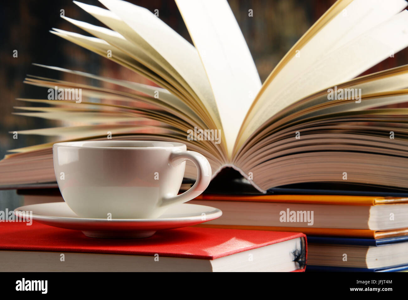 Composizione con libri e tazza di caffè. Foto Stock