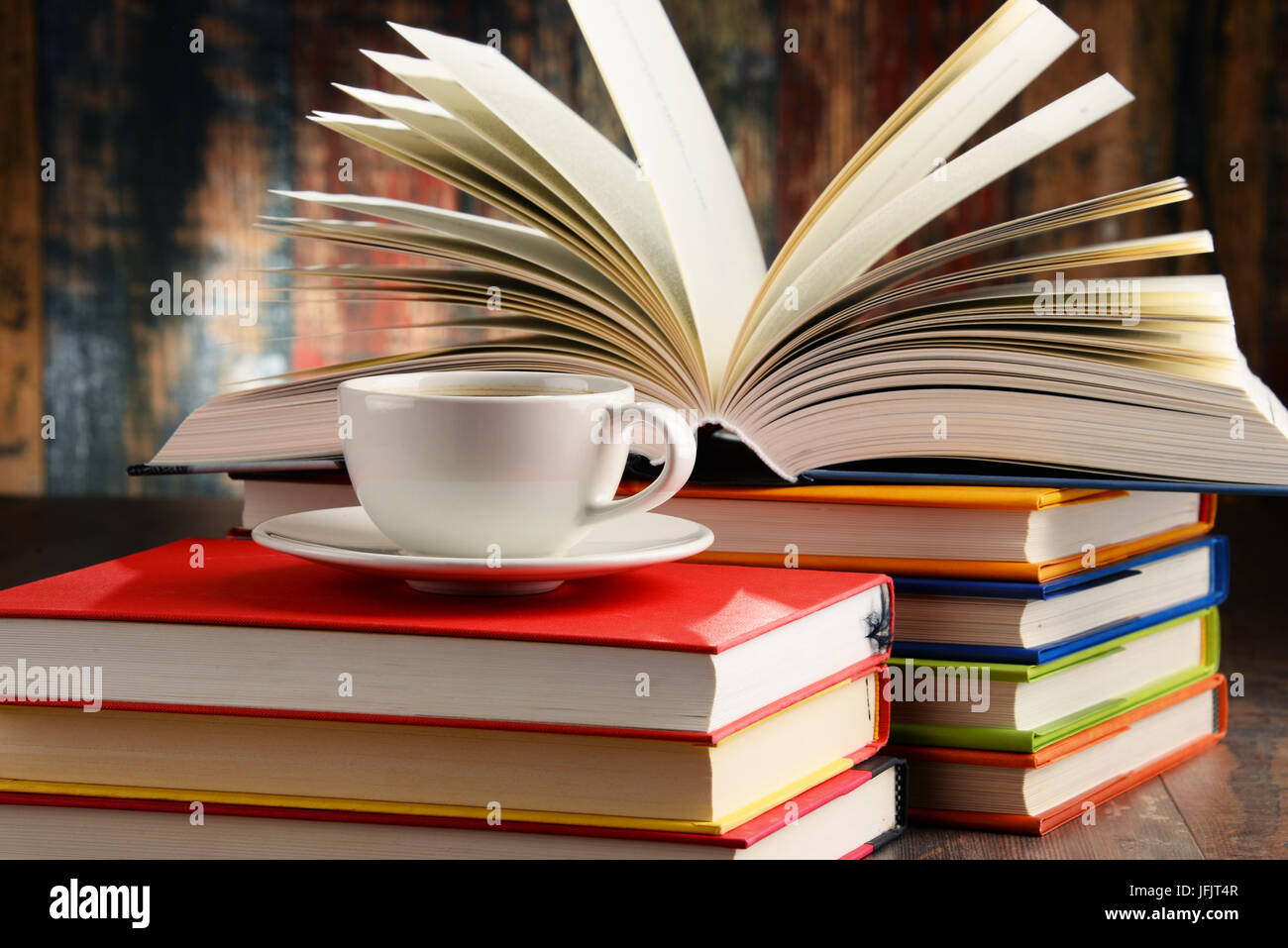 Composizione con libri e tazza di caffè. Foto Stock