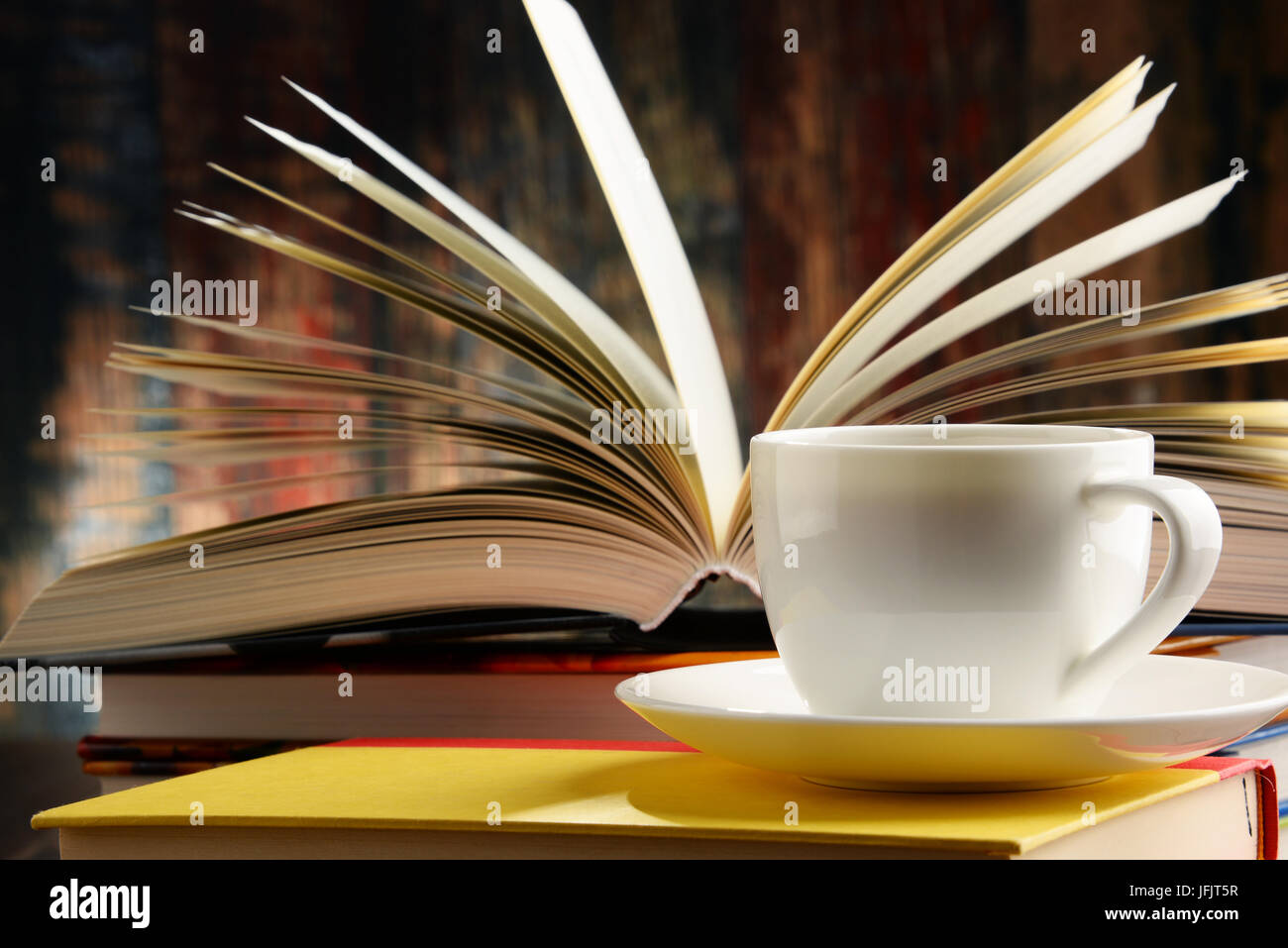 Composizione con libri e tazza di caffè. Foto Stock