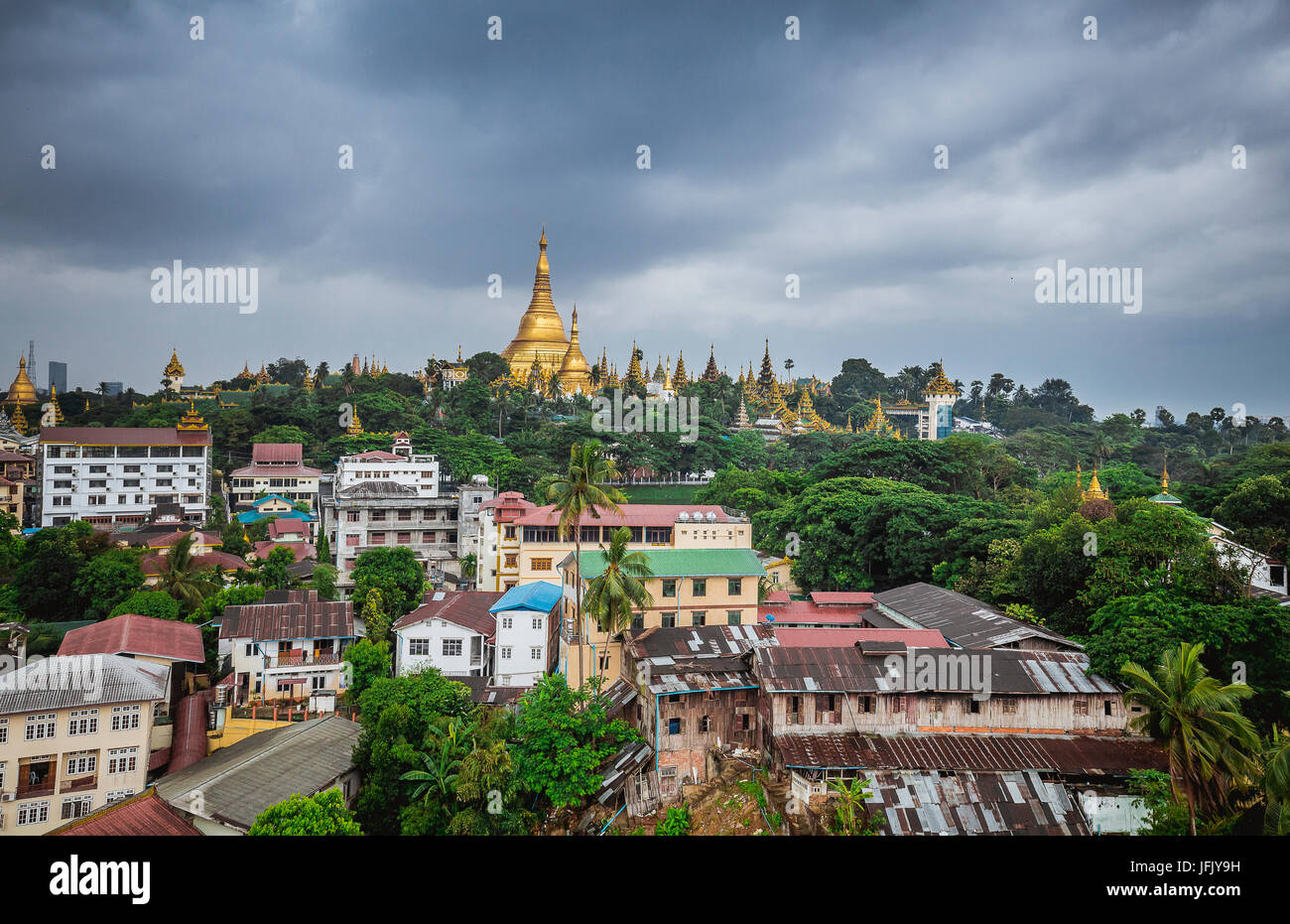 Shwedagon pagoda d'oro dall'alto in Yangon / Città Ragoon Myanmar - Foto di viaggio - Myanmar cultura Foto Stock