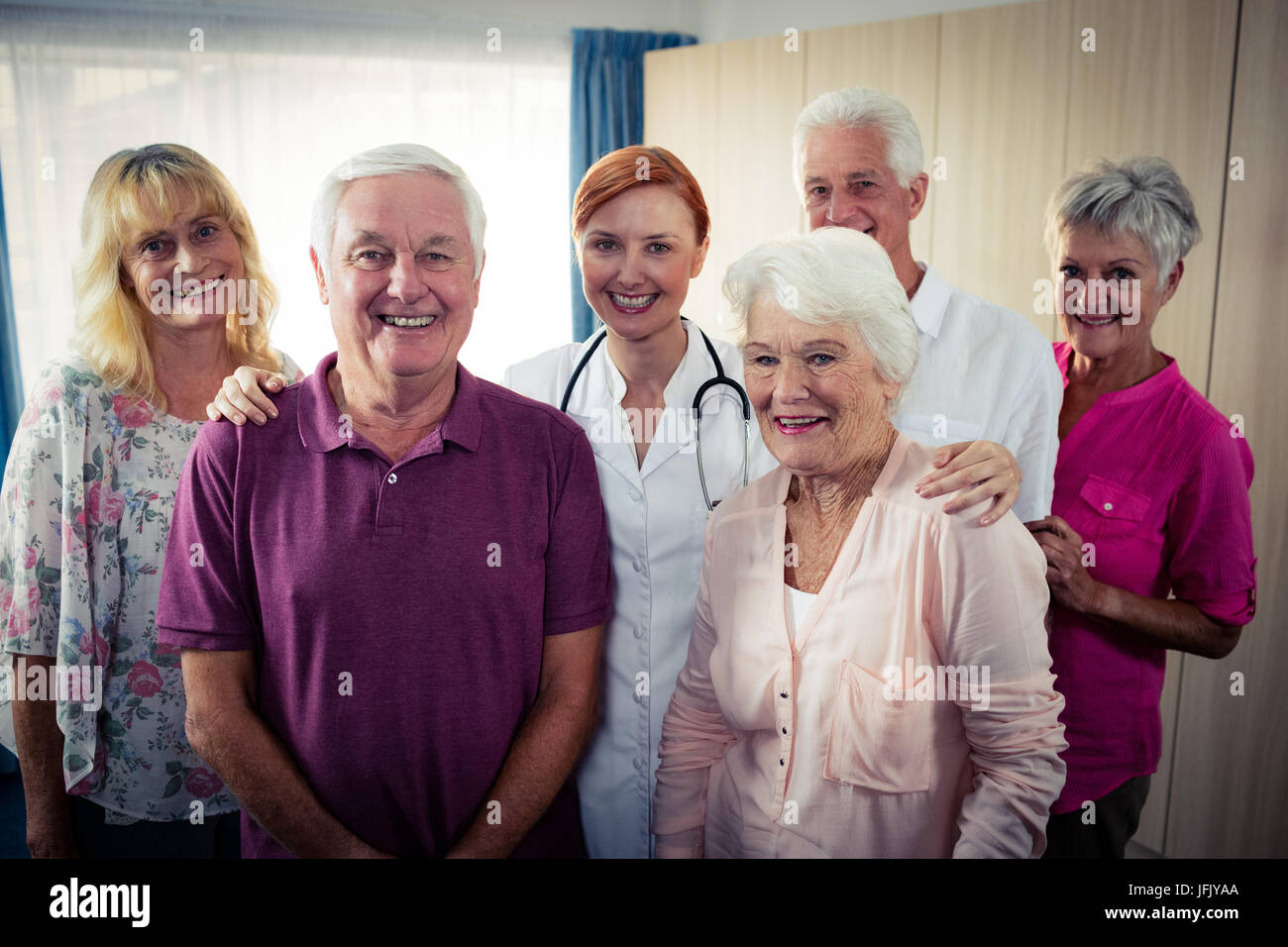 Ritratto di un gruppo di pensionati con un infermiere Foto Stock