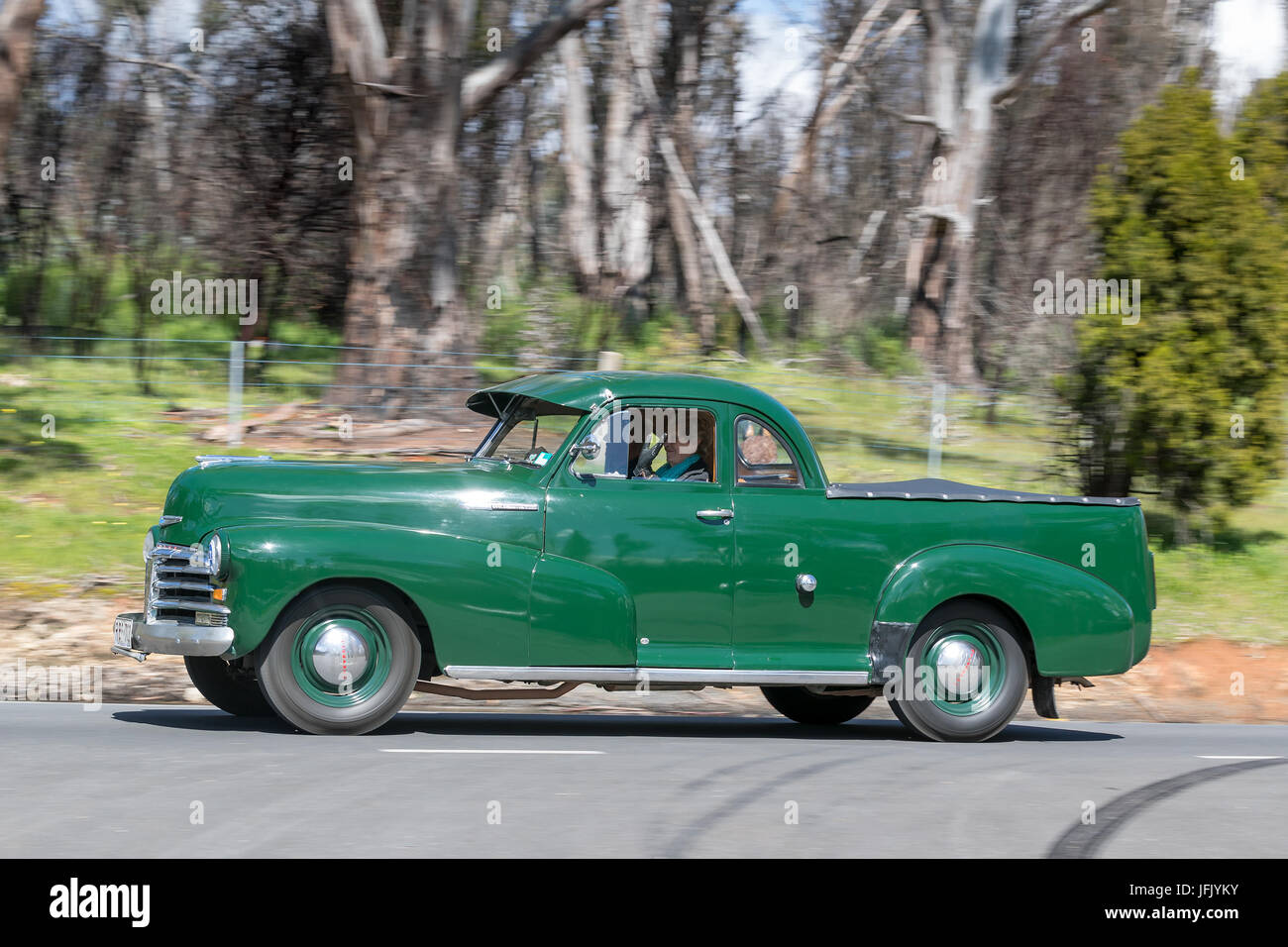 L'annata 1948 Chevrolet stile Utility Master guida su strade di campagna vicino alla città di Birdwood, Sud Australia. Foto Stock