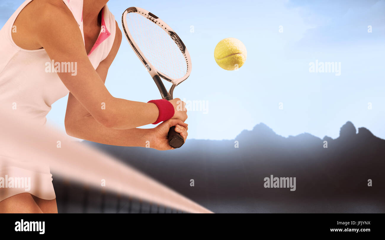Atleta giocando a tennis con un racket contro immagine composita del paesaggio Foto Stock