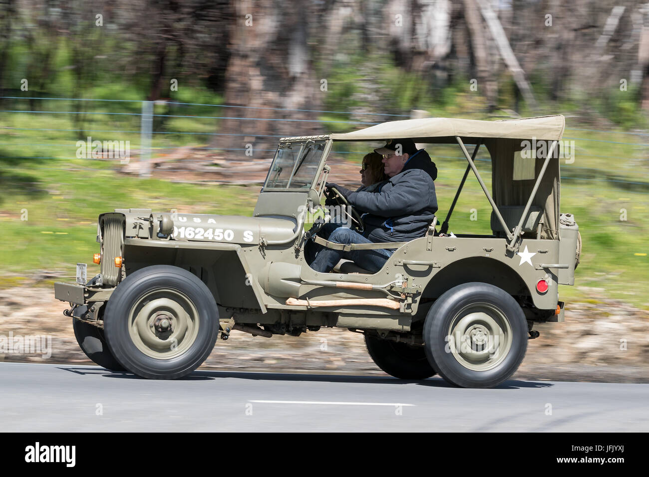 L'annata 1943 Ford Jeep Utility guida su strade di campagna vicino alla città di Birdwood, Sud Australia. Foto Stock