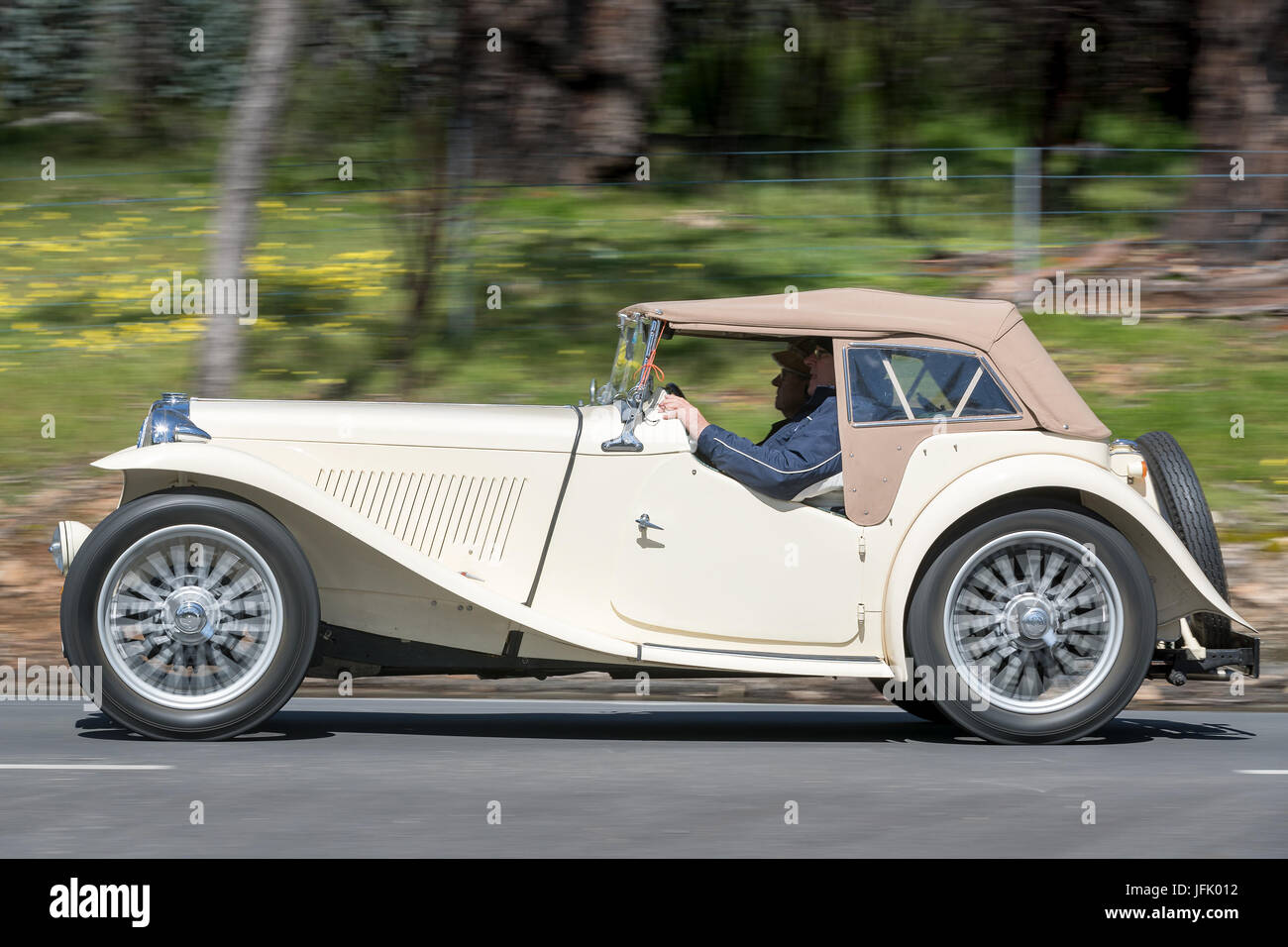 L'annata 1949 MG TC Roadster guida su strade di campagna vicino alla città di Birdwood, Sud Australia. Foto Stock