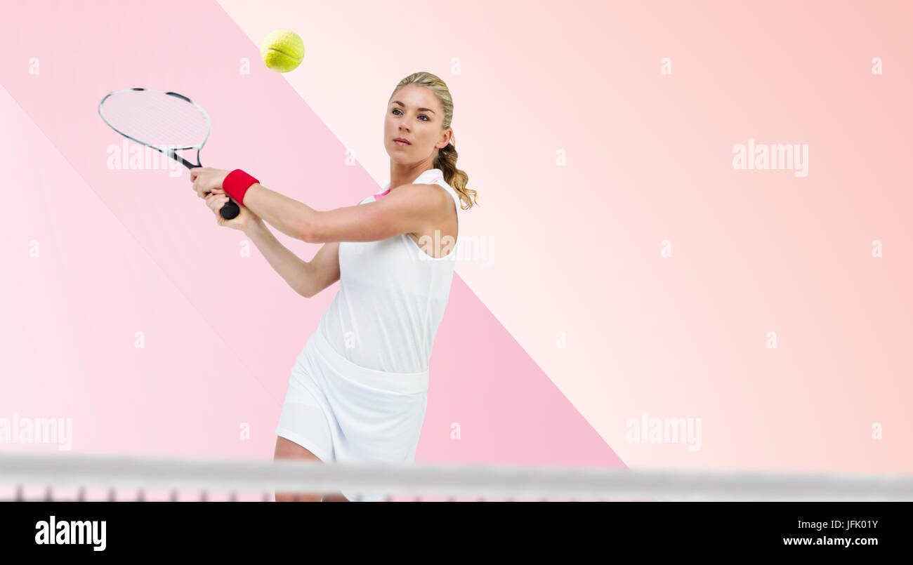 Atleta giocando a tennis con un racket nei confronti di diversi colori Foto Stock