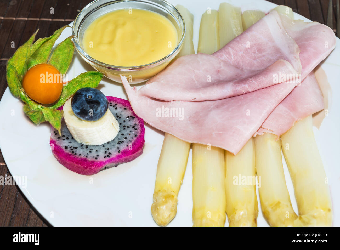 Semplice piatto di asparagi con prosciutto bollito e salsa Foto Stock