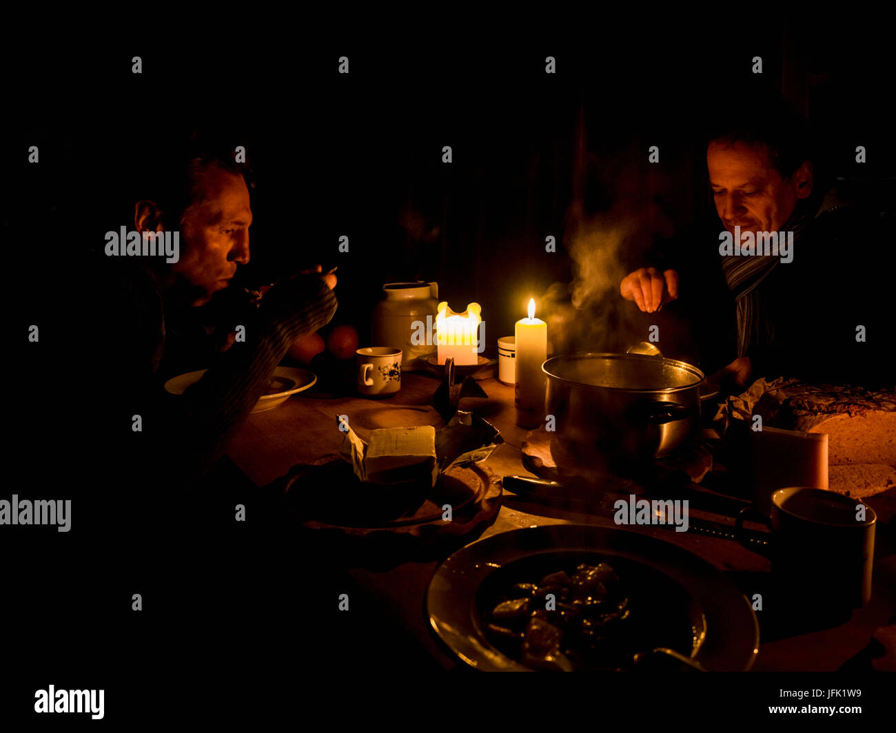 Due uomini con la cena sul tavolo Foto Stock