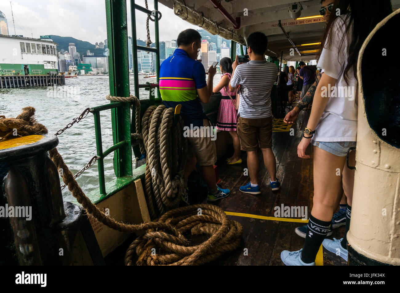 La cima di ormeggio (intrecciato) e bitte all interno di un Hong Kong Star Ferry Foto Stock