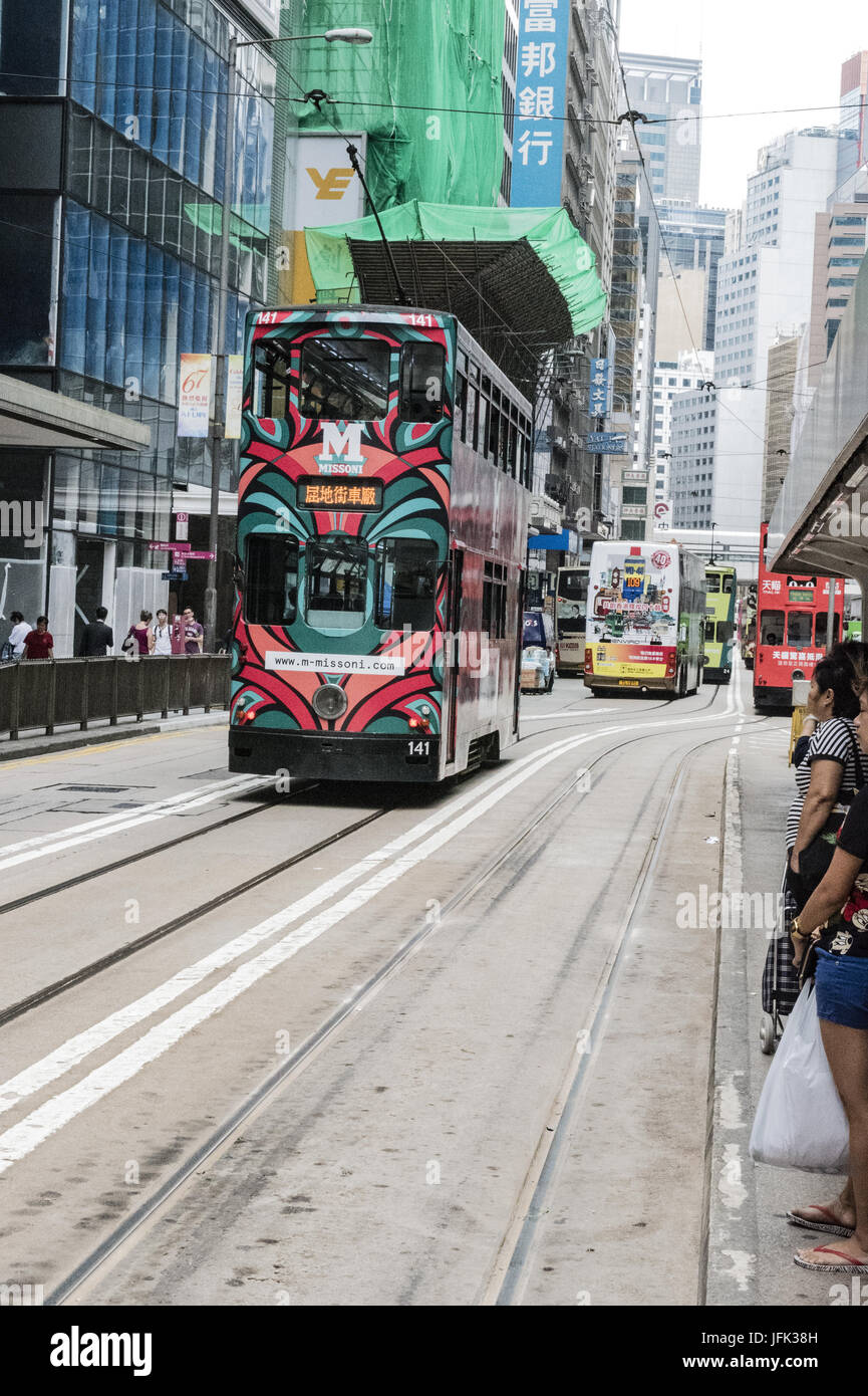 Hong Kong cityscape vista con doppio ponte di tramvie, Ding Ding Foto Stock