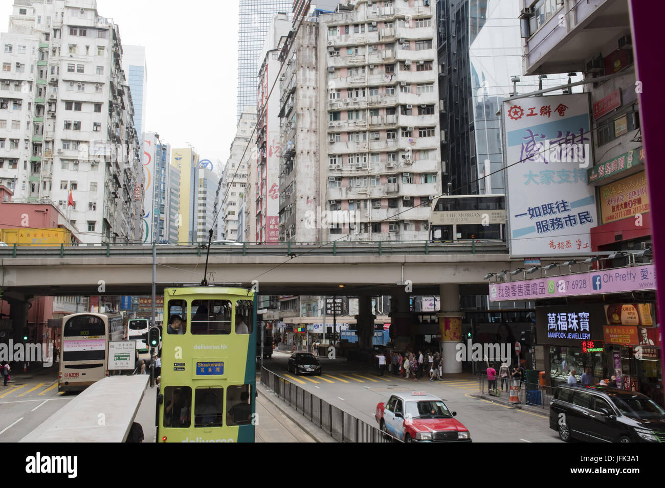 Hong Kong downtown nella stagione delle piogge con la nuvola di smog Foto Stock