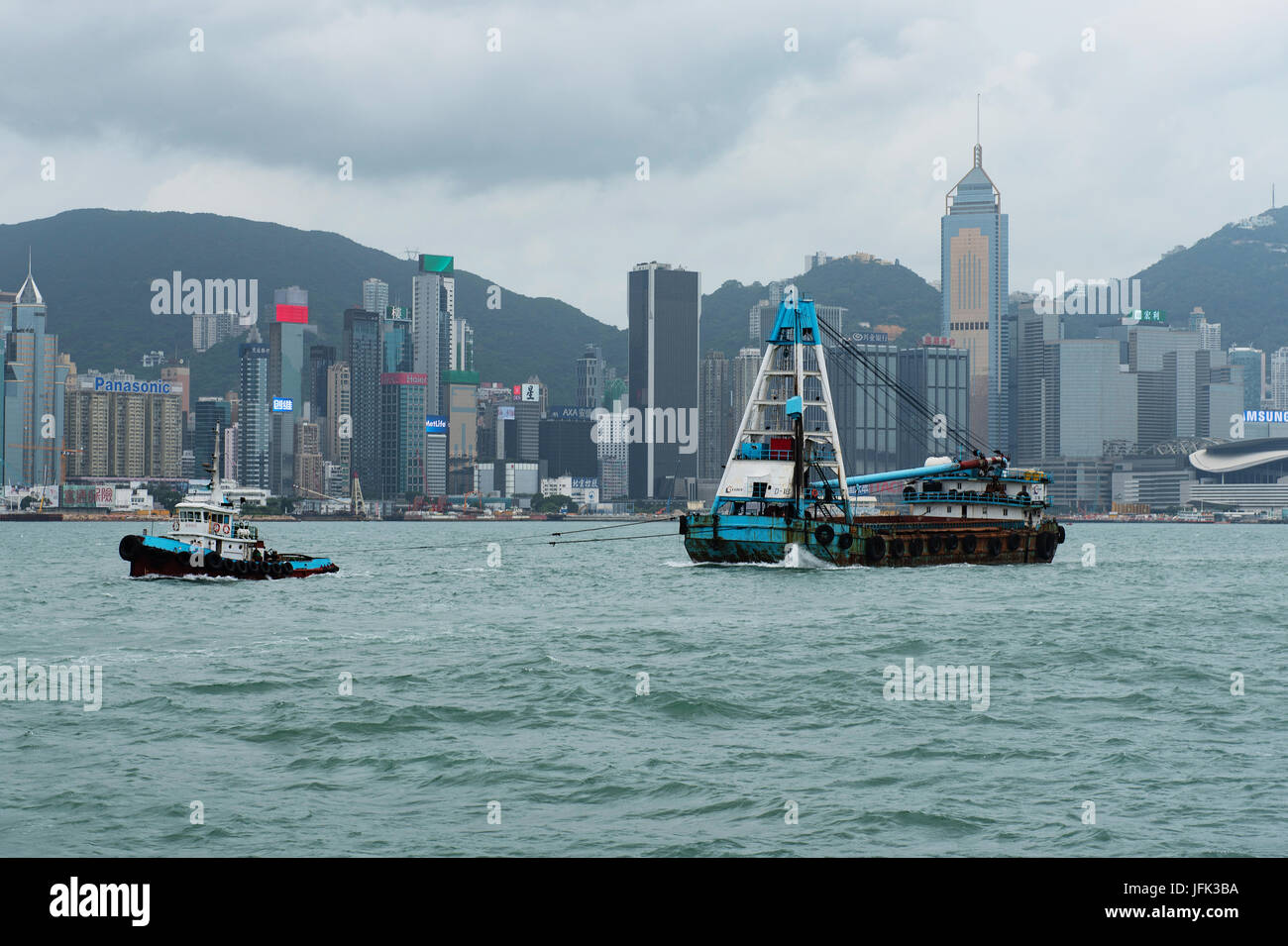 Skyline di Hong Kong nella stagione delle piogge con la nuvola di smog Foto Stock