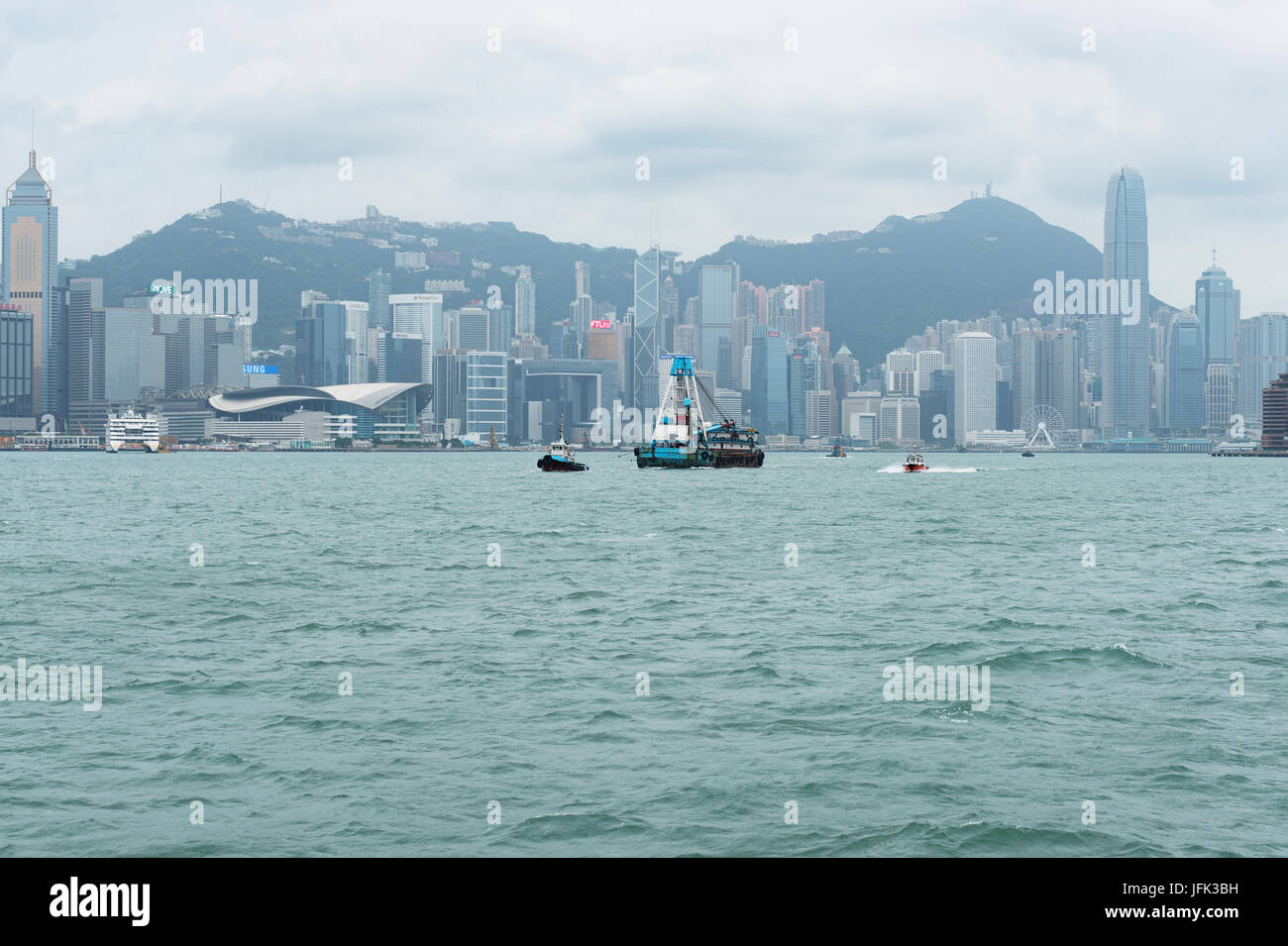 Skyline di Hong Kong nella stagione delle piogge con la nuvola di smog Foto Stock