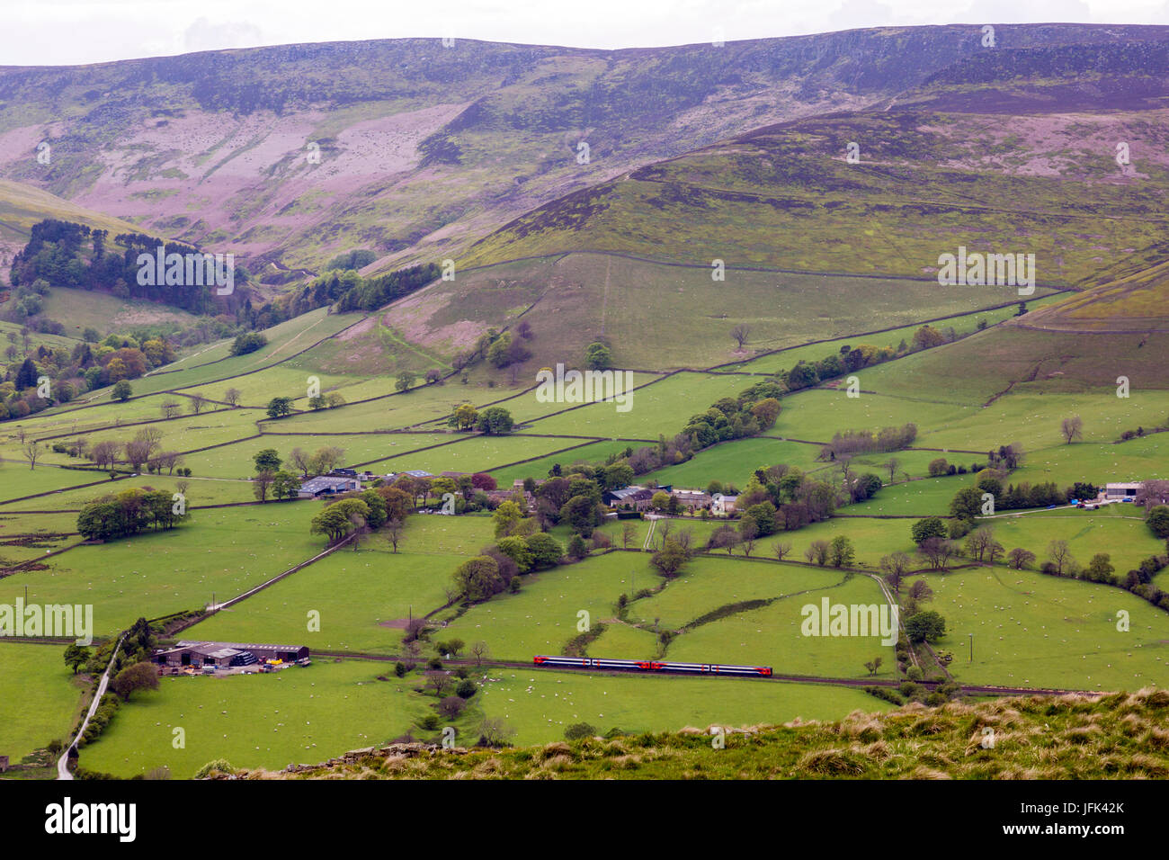 Un East Midlands treni Sheffield - Manchester Treno nella Valle di Edale sotto Kinder Scout, Peak District, Derbyshire, England, Regno Unito Foto Stock