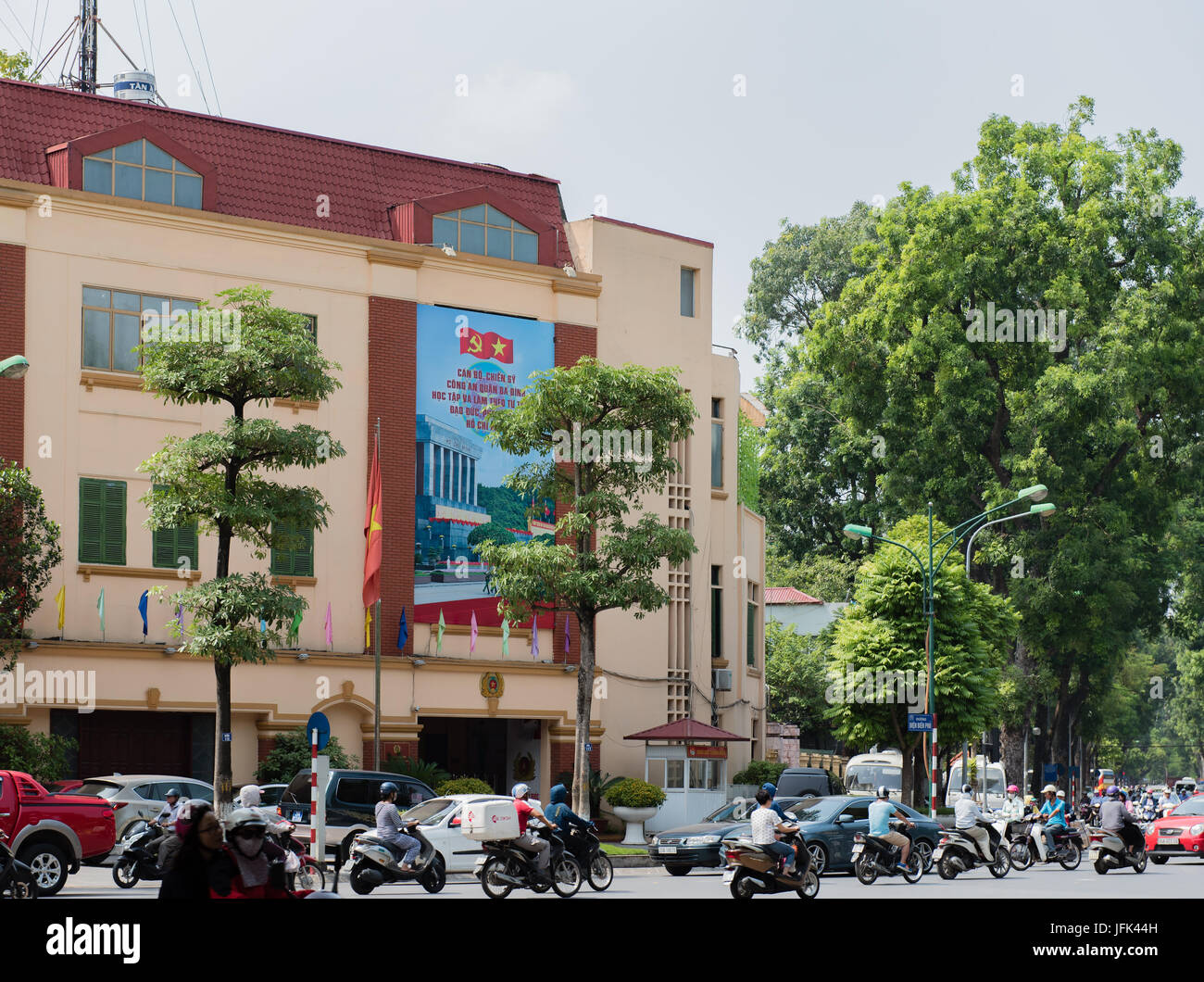 Street lane di Hanoi con un sacco di vita cittadina Foto Stock