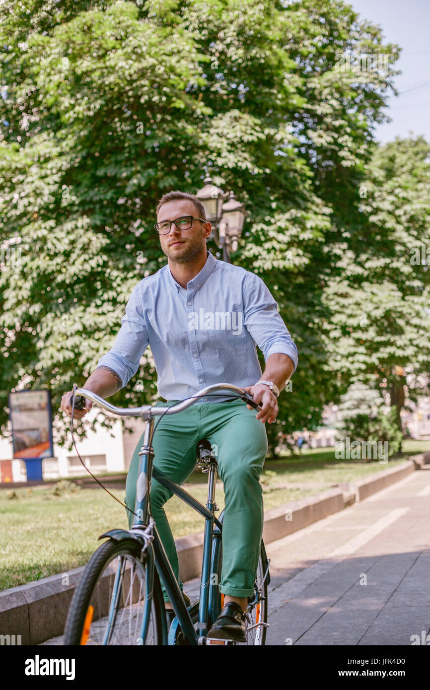 Imprenditore Bicicletta Equitazione per lavorare su strada urbana in mattina. Lo stile di vita, i trasporti, la comunicazione e il concetto di popolo, Foto Stock