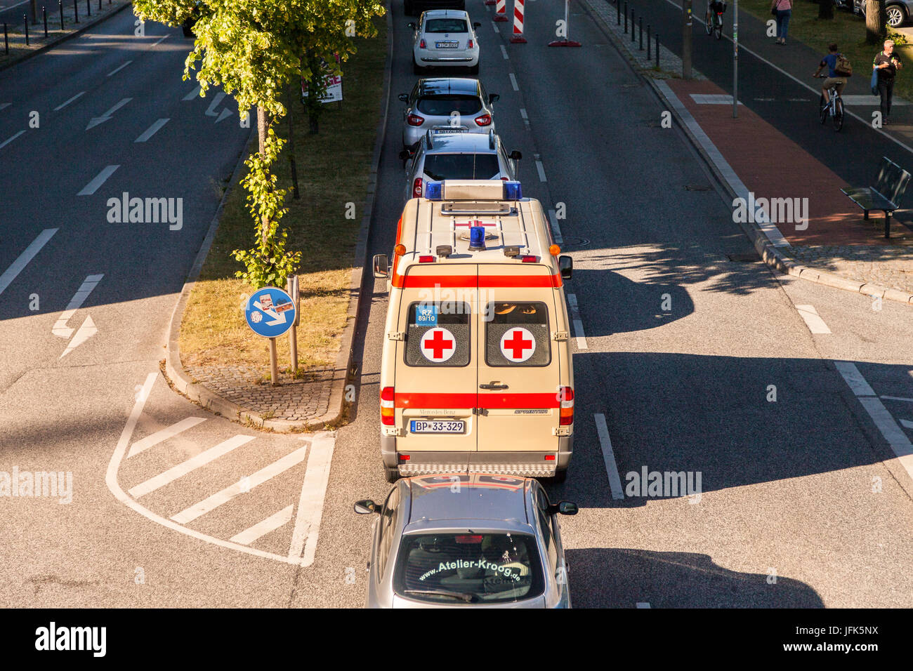 KIEL / GERMANIA - Giugno 20, 2017: tedesco ambulanza dal Deutsches Rotes Kreuz unità su una strada. Foto Stock