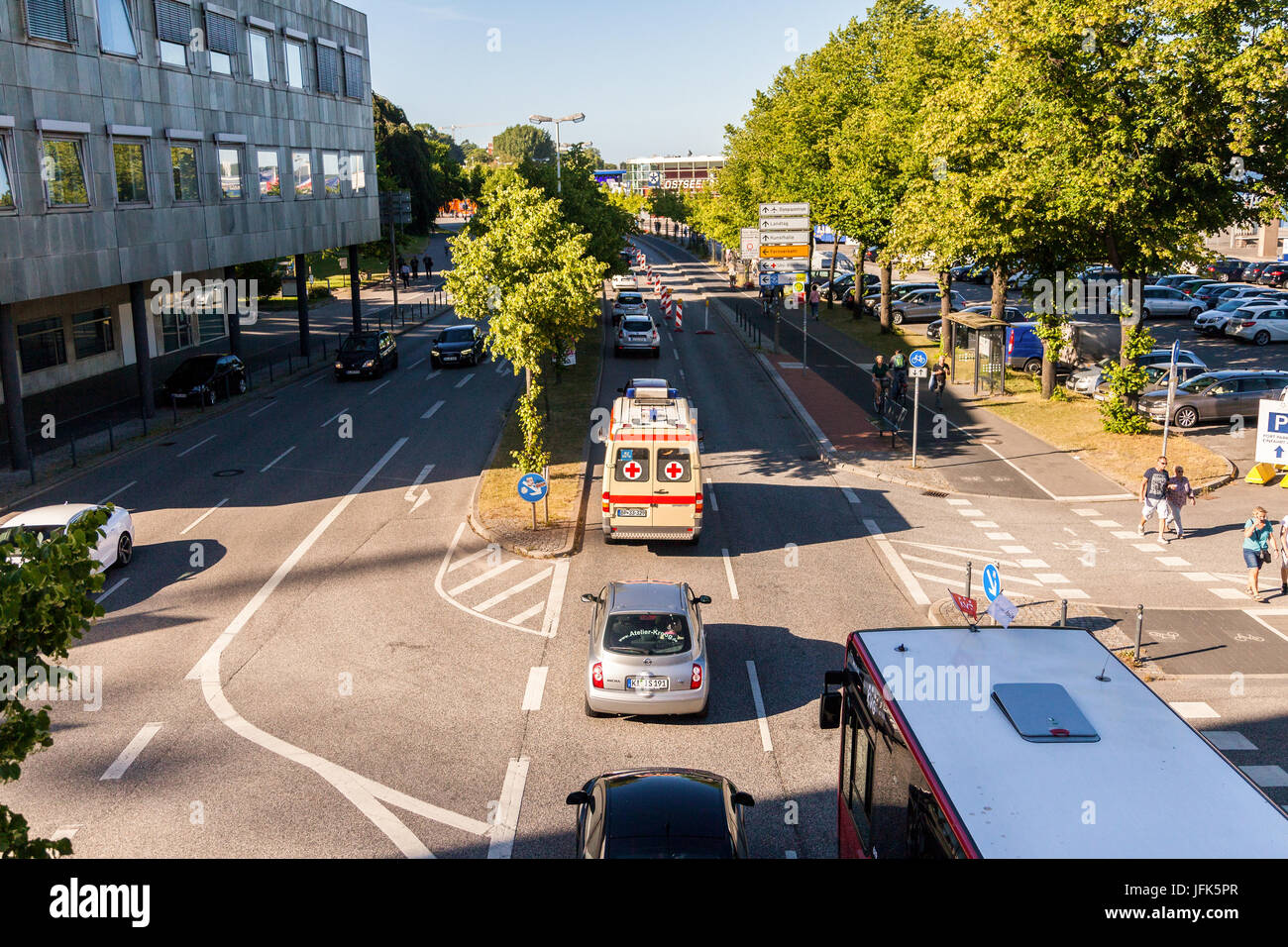 KIEL / GERMANIA - Giugno 20, 2017: tedesco ambulanza dal Deutsches Rotes Kreuz unità su una strada. Foto Stock