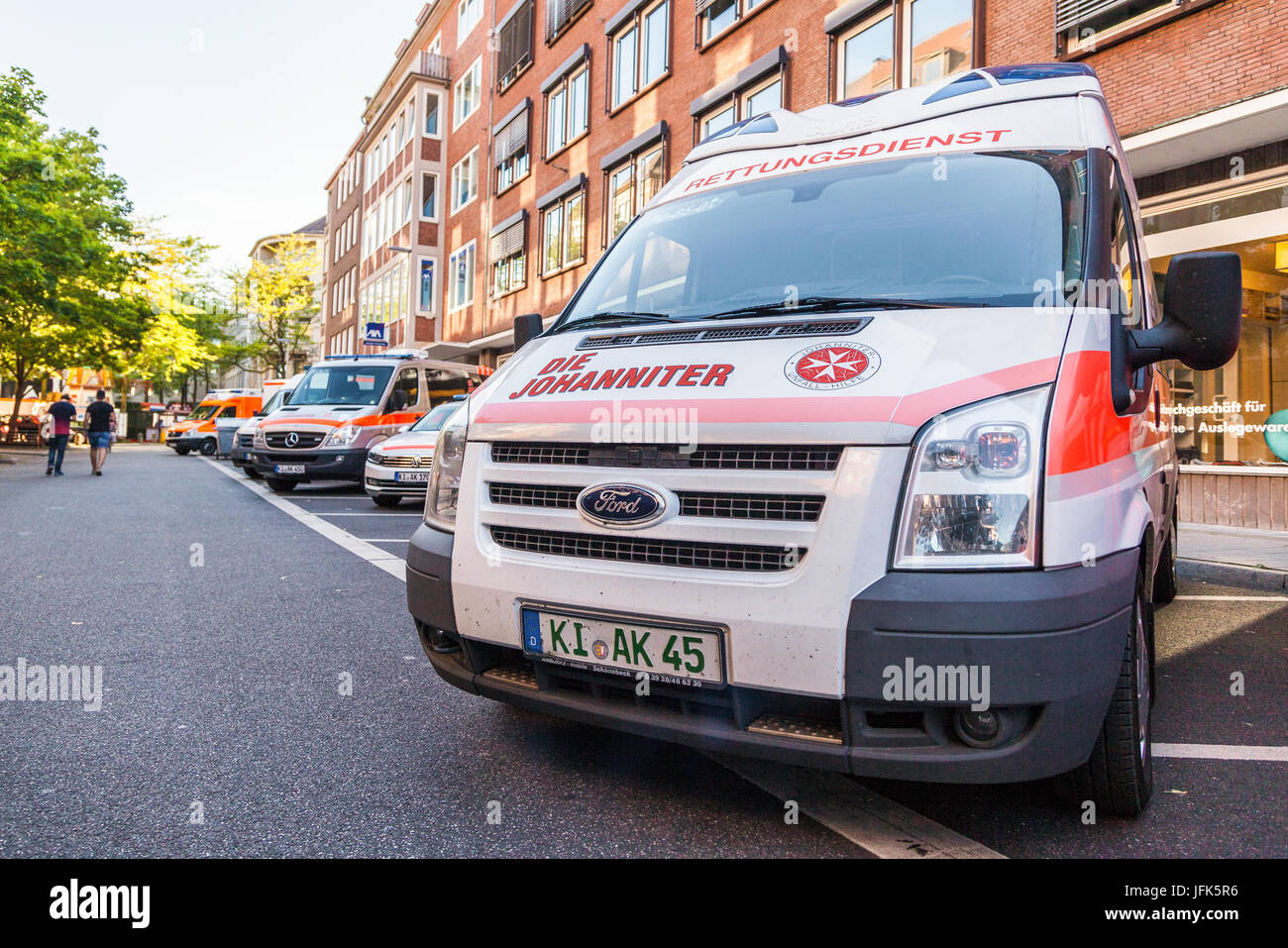 KIEL / GERMANIA - Giugno 20, 2017: tedesco ambulanza da Johanniter sorge su un evento pubblico Kieler Woche. Foto Stock