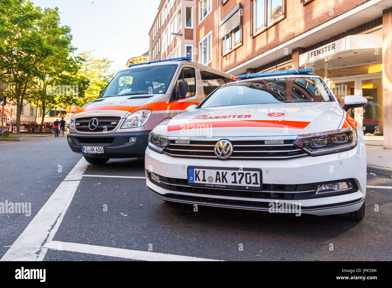 KIEL / GERMANIA - Giugno 20, 2017: tedesco ambulanza da Johanniter sorge su un evento pubblico Kieler Woche. Foto Stock