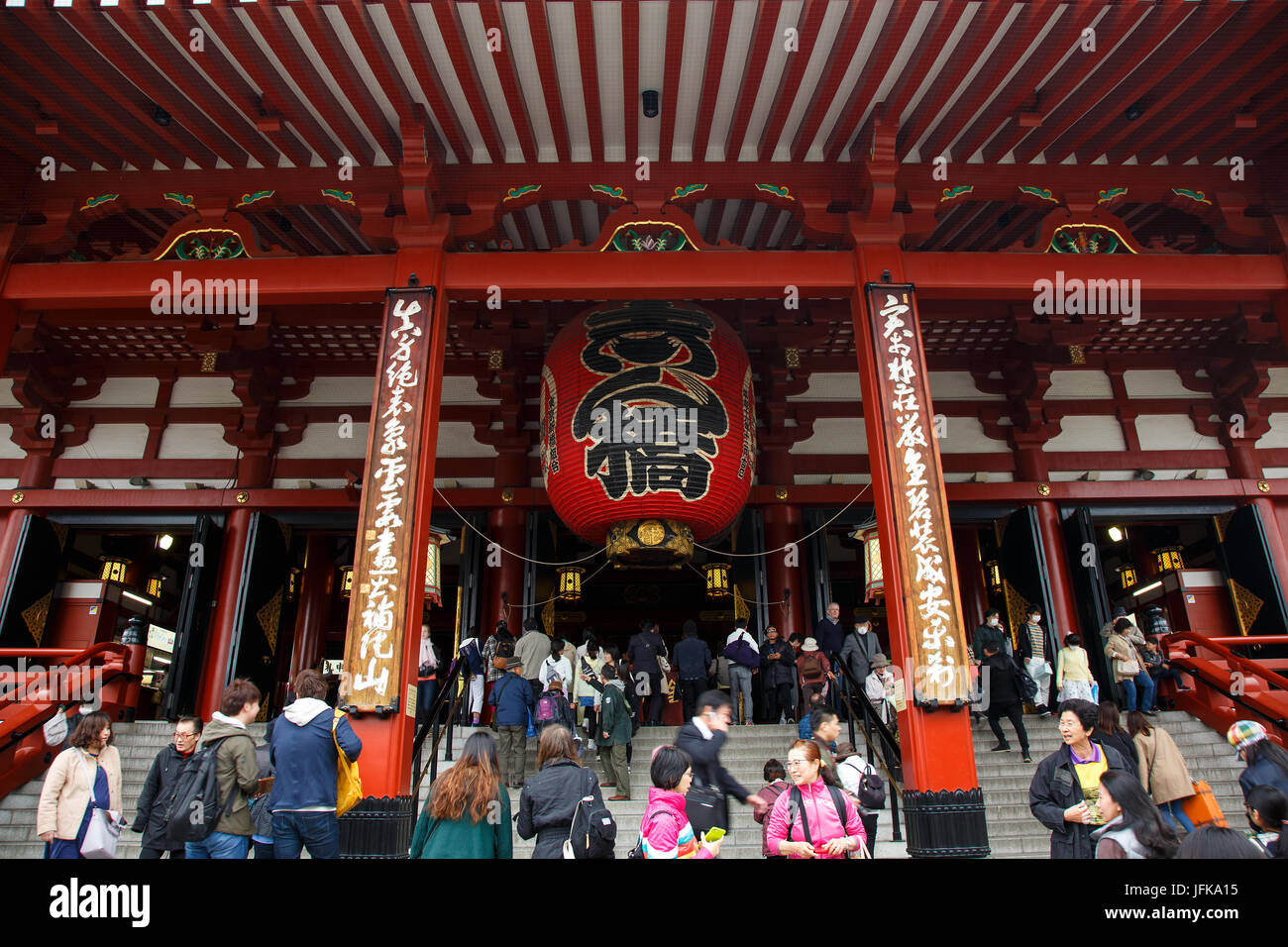 Una folla si raduna per una cerimonia al Tempio di Asakusa a Tokyo Giappone Foto Stock