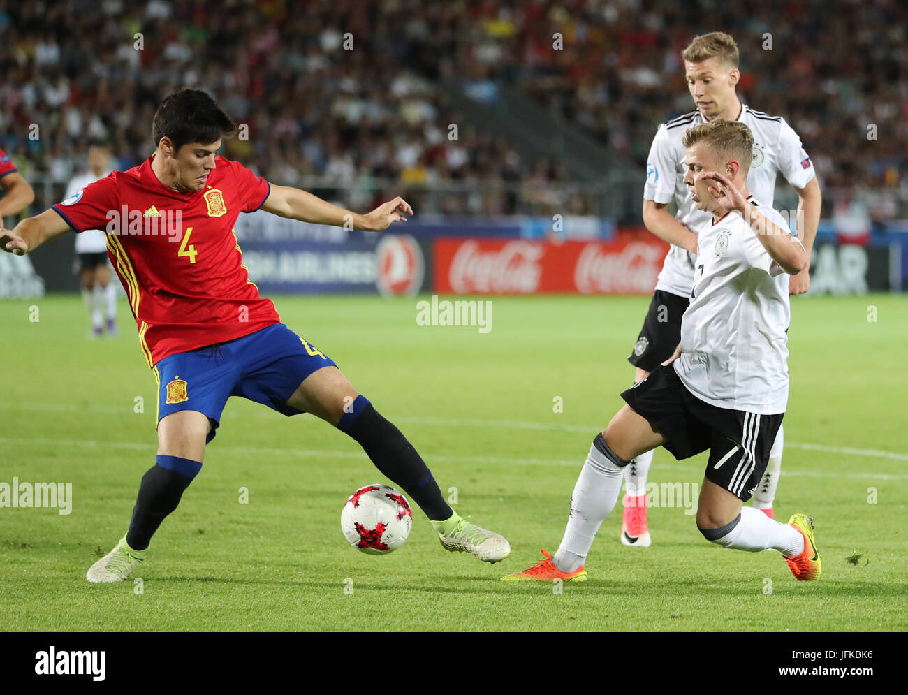 Cracovia, in Polonia. Il 30 giugno, 2017. La Germania Max Meyer in azione contro la Spagna l'Jorge semplice (L) all'U21 del Campionato Europeo match finale tra la Spagna e la Germania a Cracovia stadium a Cracovia, Polonia, 30 giugno 2017. Foto: Jan Woitas/dpa-Zentralbild/dpa/Alamy Live News Foto Stock