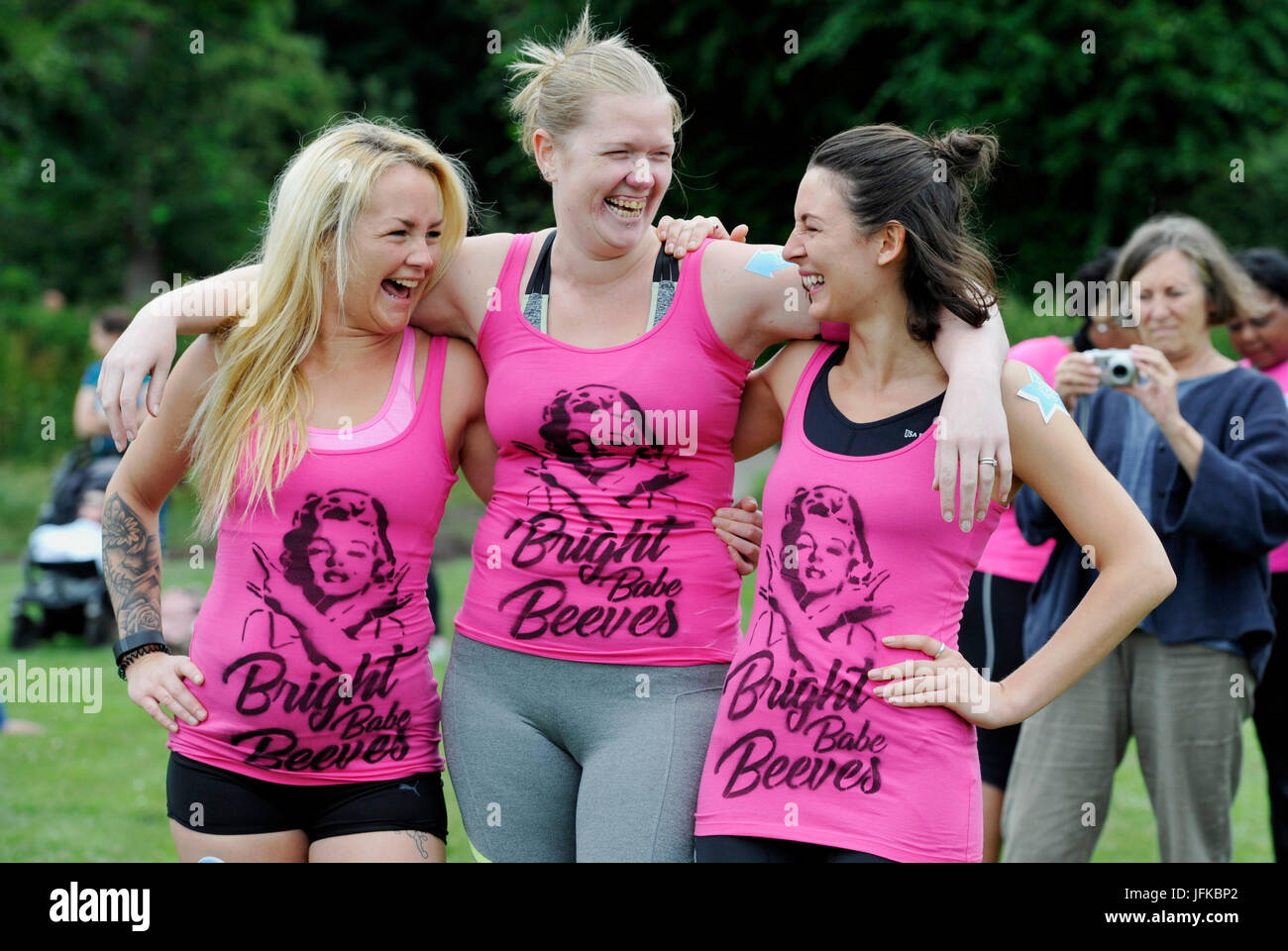 Brighton, Regno Unito. 1 Luglio, 2017. Migliaia di donne e bambini prendono parte al Cancer Research UK Race per la vita evento nel Parco Stanmer Brighton oggi . L'evento annuale tenuto in tutto il paese raccoglie fondi per la ricerca in a terapie per il cancro Credito: Simon Dack/Alamy Live News Foto Stock