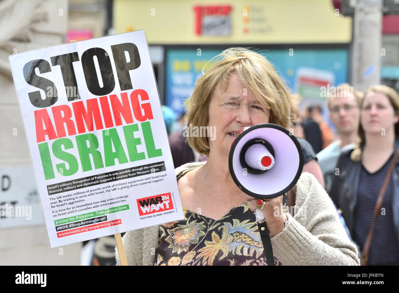 I manifestanti al di fuori della banca HSBC in protesta contro Israele di armamento in Brighton, East Sussex, Inghilterra, Regno Unito. Foto Stock