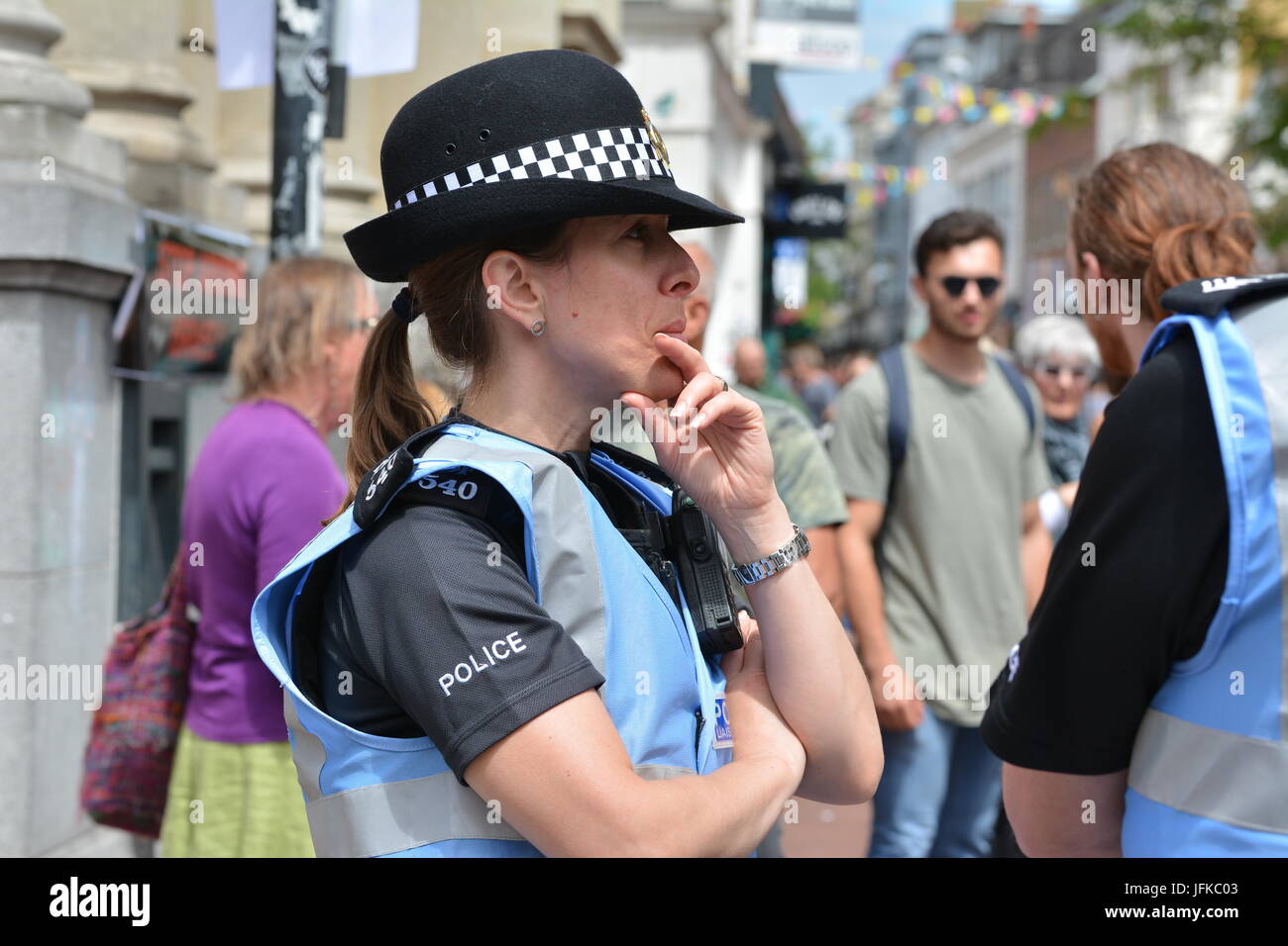 I manifestanti al di fuori della banca HSBC in protesta contro Israele di armamento in Brighton, East Sussex, Inghilterra, Regno Unito. Foto Stock