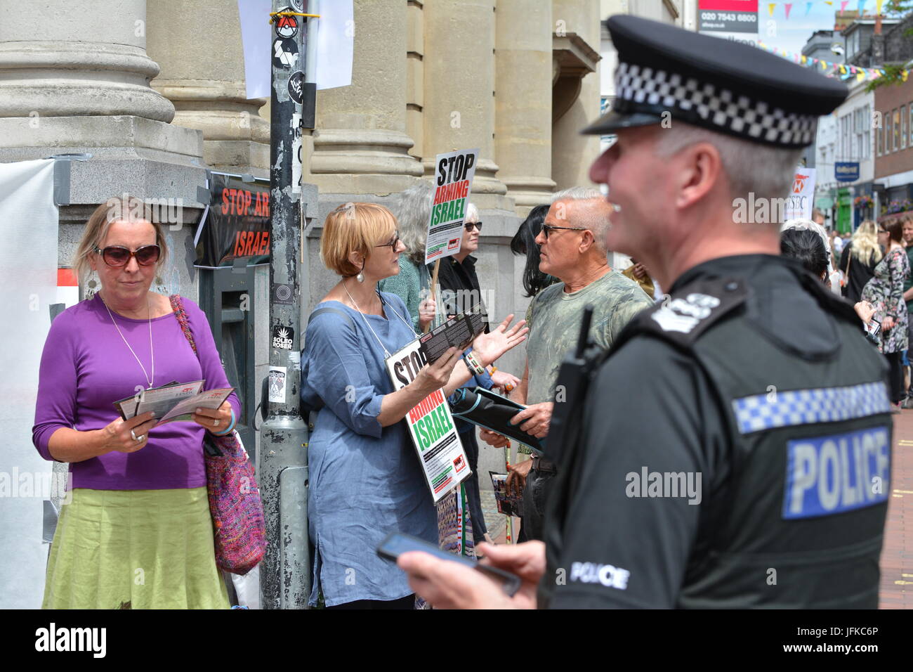 I manifestanti al di fuori della banca HSBC in protesta contro Israele di armamento in Brighton, East Sussex, Inghilterra, Regno Unito. Foto Stock