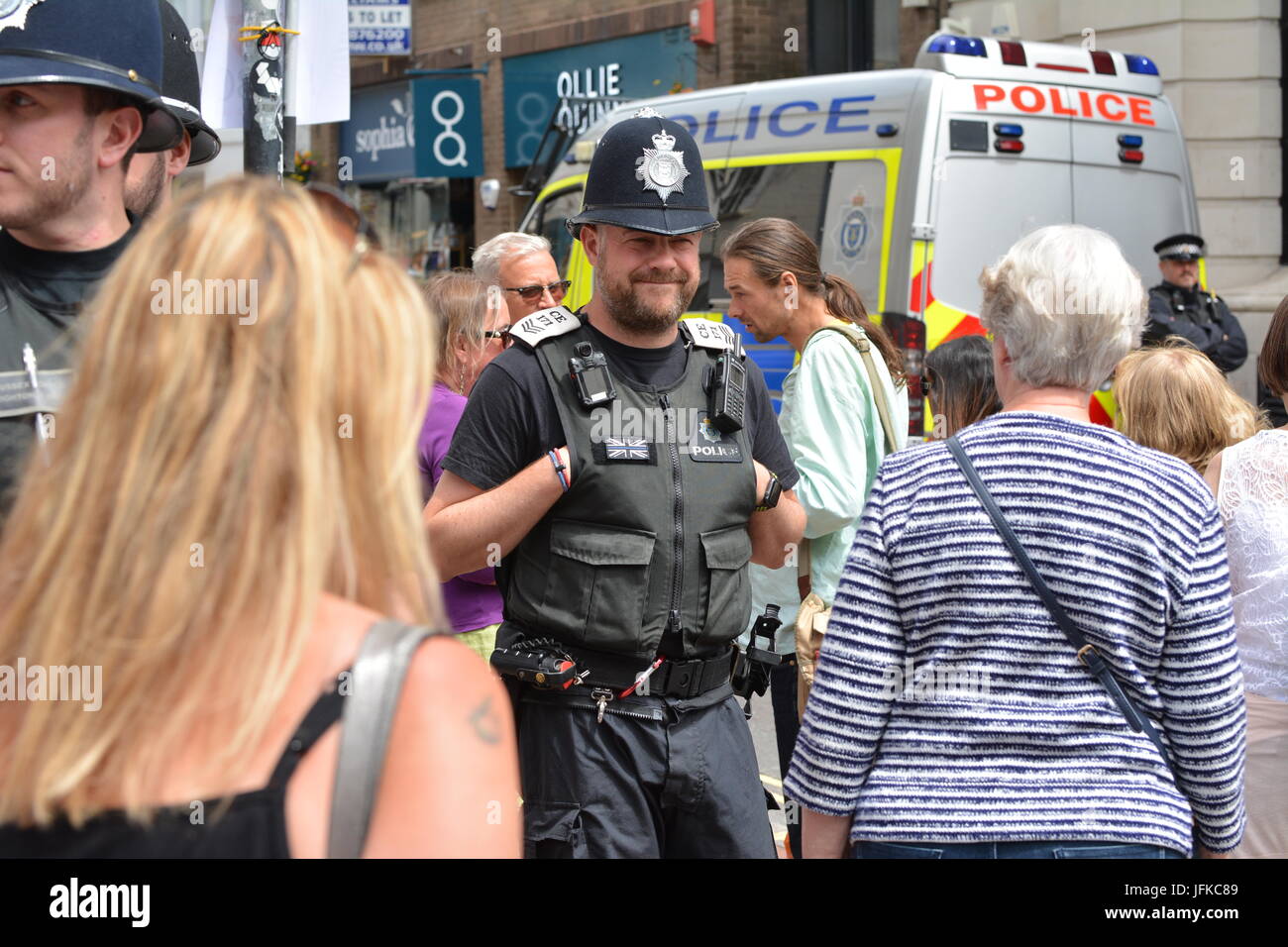 I manifestanti al di fuori della banca HSBC in protesta contro Israele di armamento in Brighton, East Sussex, Inghilterra, Regno Unito. Foto Stock