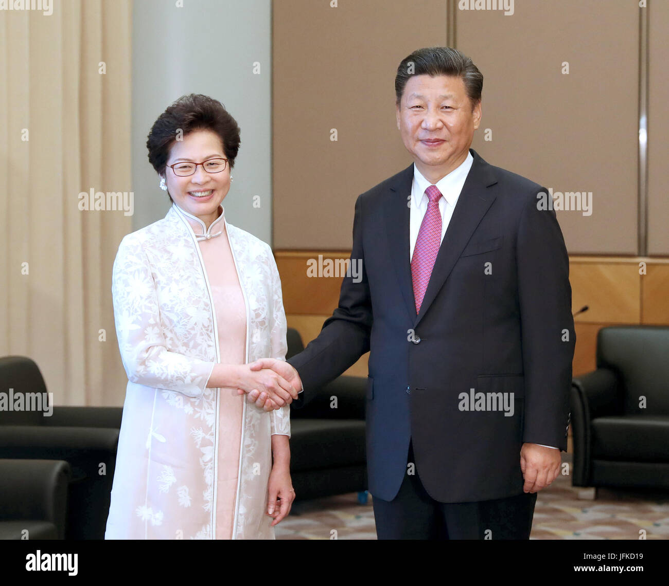 Hong Kong, Cina. 1 Luglio, 2017. Il presidente cinese Xi Jinping (R) soddisfa con Lam Cheng Yuet-ngor poco dopo che ella ha prestato giuramento come Capo Esecutivo della Regione amministrativa speciale di Hong Kong, a Hong Kong, Cina del sud, 1 luglio 2017. Credito: Ma Zhancheng/Xinhua/Alamy Live News Foto Stock