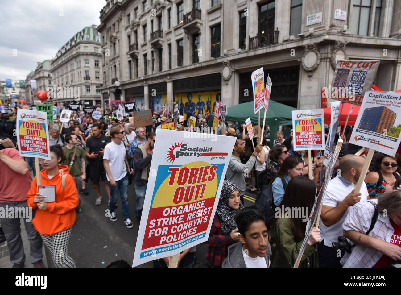 Londra, Regno Unito. Il 1 luglio 2017. Non un giorno in più, Tories fuori manifestazione nazionale a Londra centrale che ha visto la partecipazione di migliaia di manifestanti. Credito: Matteo Chattle/Alamy Live News Foto Stock