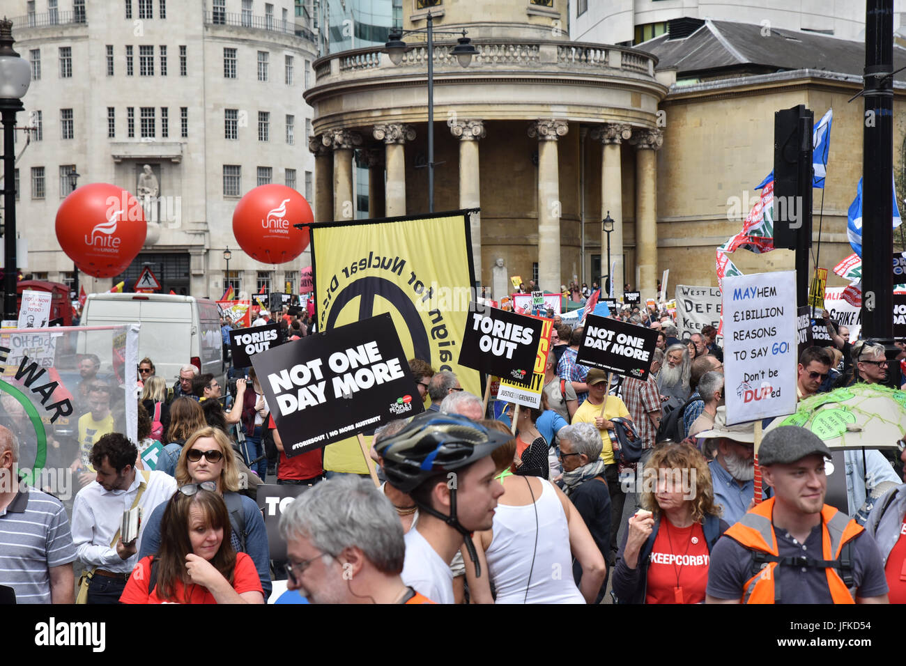 Londra, Regno Unito. Il 1 luglio 2017. Non un giorno in più, Tories fuori manifestazione nazionale a Londra centrale che ha visto la partecipazione di migliaia di manifestanti. Credito: Matteo Chattle/Alamy Live News Foto Stock