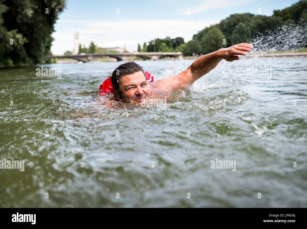 Monaco di Baviera, Germania. Il 28 giugno, 2017. Benjamin David nuota nel fiume Isar a Monaco di Baviera, Germania, il 28 giugno 2017. Al fine di evitare affollate strade e piste ciclabili, David regolarmente nuota a circa 2 chilometri dal fiume la riva di fronte a casa sua per la Kulturstrand (Cultura Spiaggia) presso il Deutsches Museum (Museo tedesco). Foto: Alexander Heinl/dpa/Alamy Live News Foto Stock