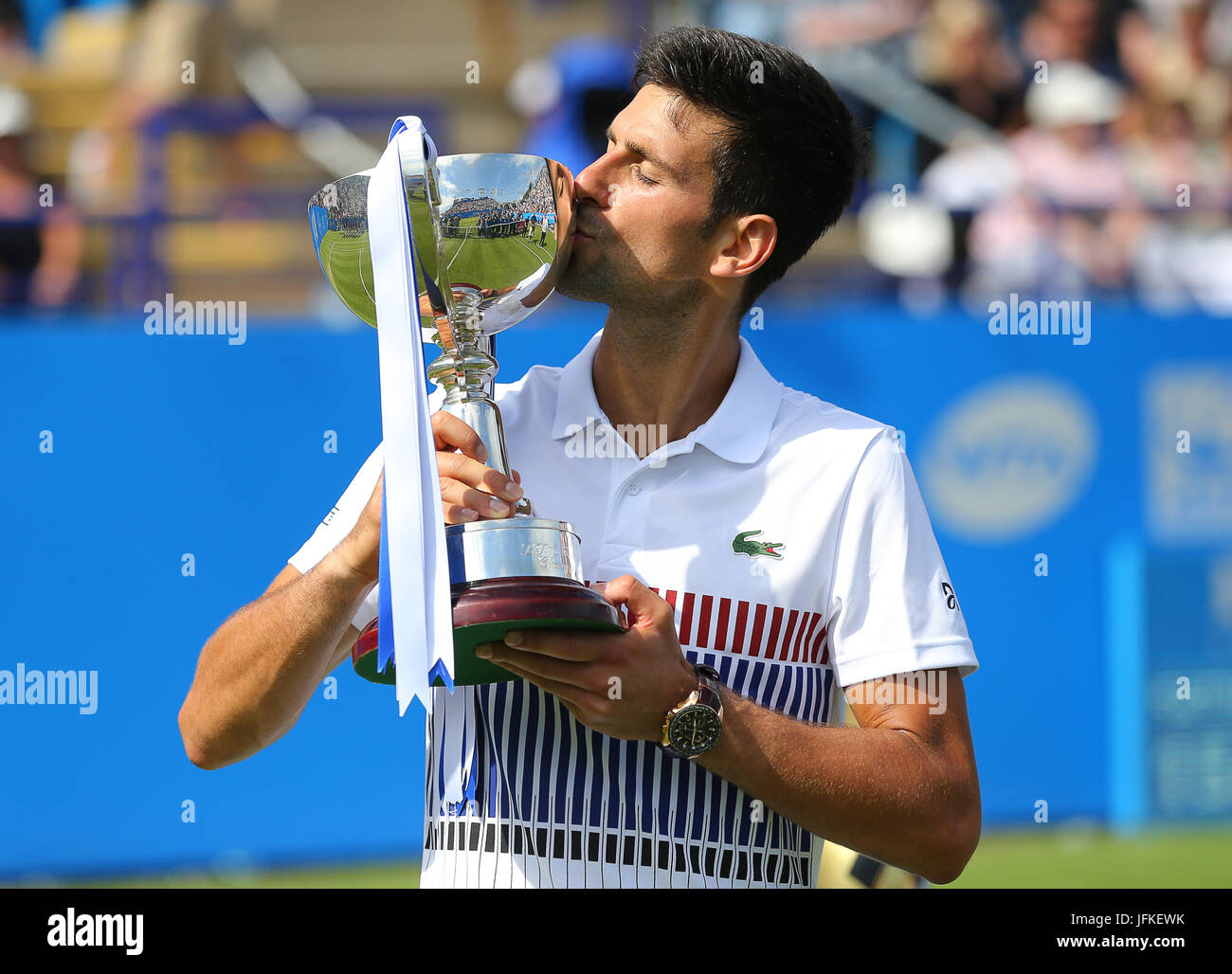 Eastbourne, Regno Unito 01 luglio, 2017 Novak Djokovic di Serbia celebra con il suo trofeo dopo aver battuto Gael Monfils di Francia nel finale MenÕs durante la finale MenÕs durante il giorno sette del Aegon International Eastbourne sulla luglio 01, 2017 a Eastbourne, Inghilterra Credito: Paolo Terry foto/Alamy Live News Credito: Paolo Terry foto/Alamy Live News Foto Stock