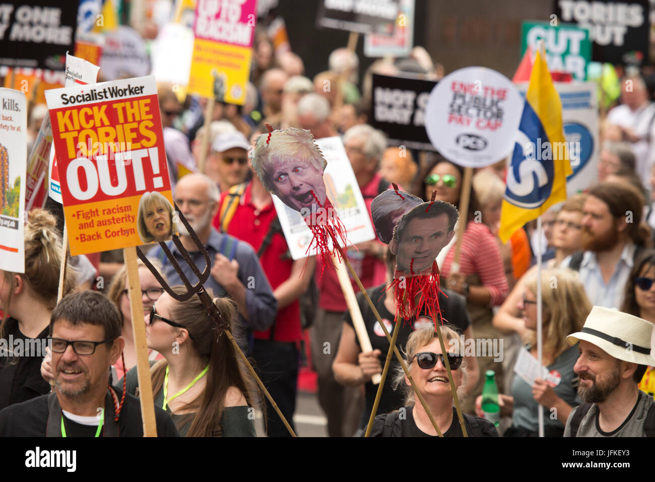 Londra, Regno Unito. 01 Luglio, 2017. Migliaia di persone non è un giorno in più, Tories fuori manifestazione nazionale nel centro di Londra. Credito: Sebastian Remme/Alamy Live News Foto Stock