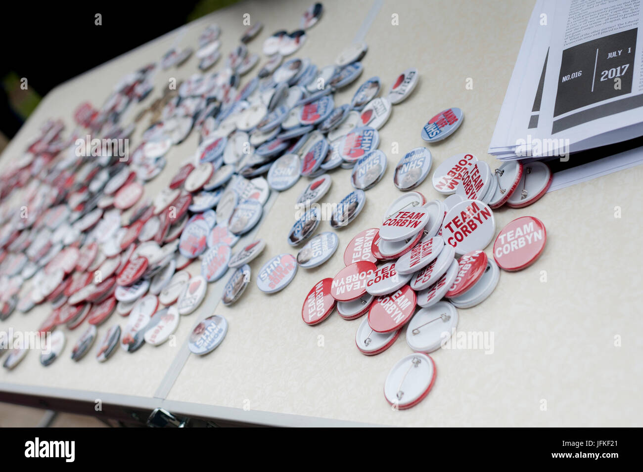 Londra, Regno Unito. 01 Luglio, 2017. Londra, Inghilterra - Luglio 01 Team corbyn pin sul tavolo. Migliaia di manifestanti hanno aderito all'anti-Tory dimostrazione a BBC Broadcasting House e hanno marciato per la piazza del Parlamento. I dimostranti chiedono la fine del governo conservatore e le politiche di austerità Credito: onebluelight.com/Alamy Live News Credito: onebluelight.com/Alamy Live News Foto Stock
