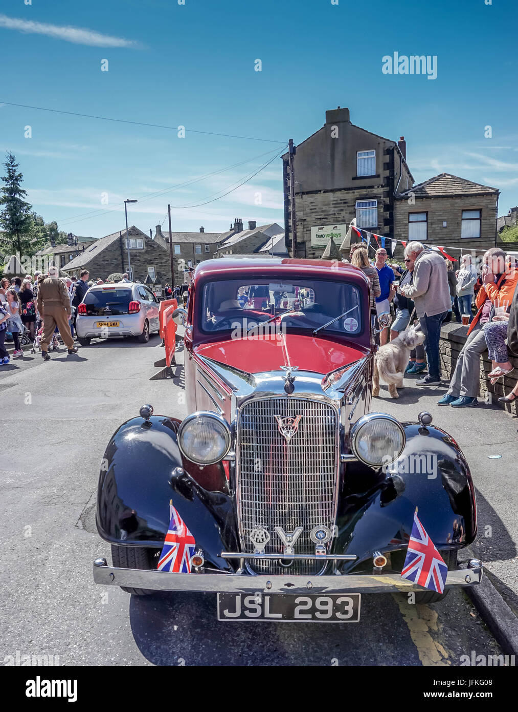 Meltham, Huddersfield, Inghilterra. 1 luglio. Vintage Vauxhaal auto a Meltham weekend di tempo di guerra. Credito: CARL DICKINSON/Alamy Live News Foto Stock