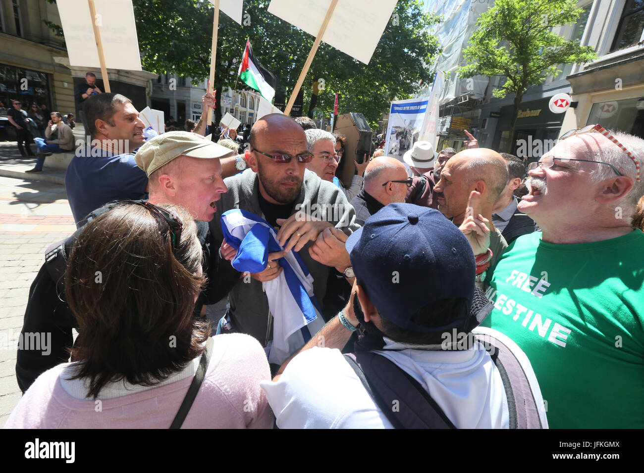 Manchester, Regno Unito. 1 Luglio, 2017. Pro Palestina dimostranti si sono sfidati dai Sionisti al di fuori di HSBC in St rna Square, Manchester,1 Luglio, 2017 (C)Barbara Cook/Alamy Live News Foto Stock