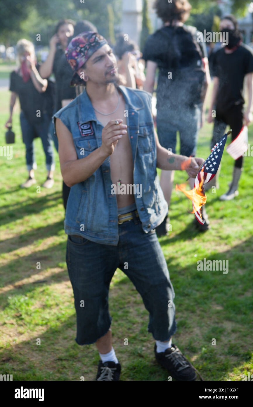 Portland, Stati Uniti d'America. Il 30 giugno, 2017. Patriot gruppo di preghiera si scontra con antifa. Zack Clark/Alamy Live News Foto Stock