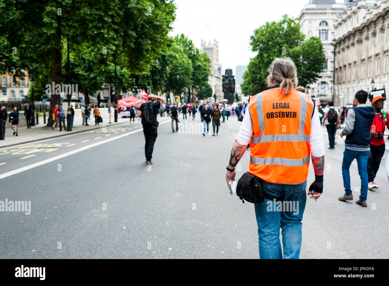 Londra, Regno Unito. 01 Luglio, 2017. I manifestanti portano cartelloni durante il 'Non un giorno di più' marzo passato Piccadilly Circus il 1 luglio 2017 a Londra, Inghilterra. Migliaia di manifestanti hanno aderito all'anti-Tory dimostrazione a BBC Broadcasting House e hanno marciato per la piazza del Parlamento. I dimostranti chiedono la fine del governo conservatore e le politiche di austerità Credito: onebluelight.com/Alamy Live News Foto Stock