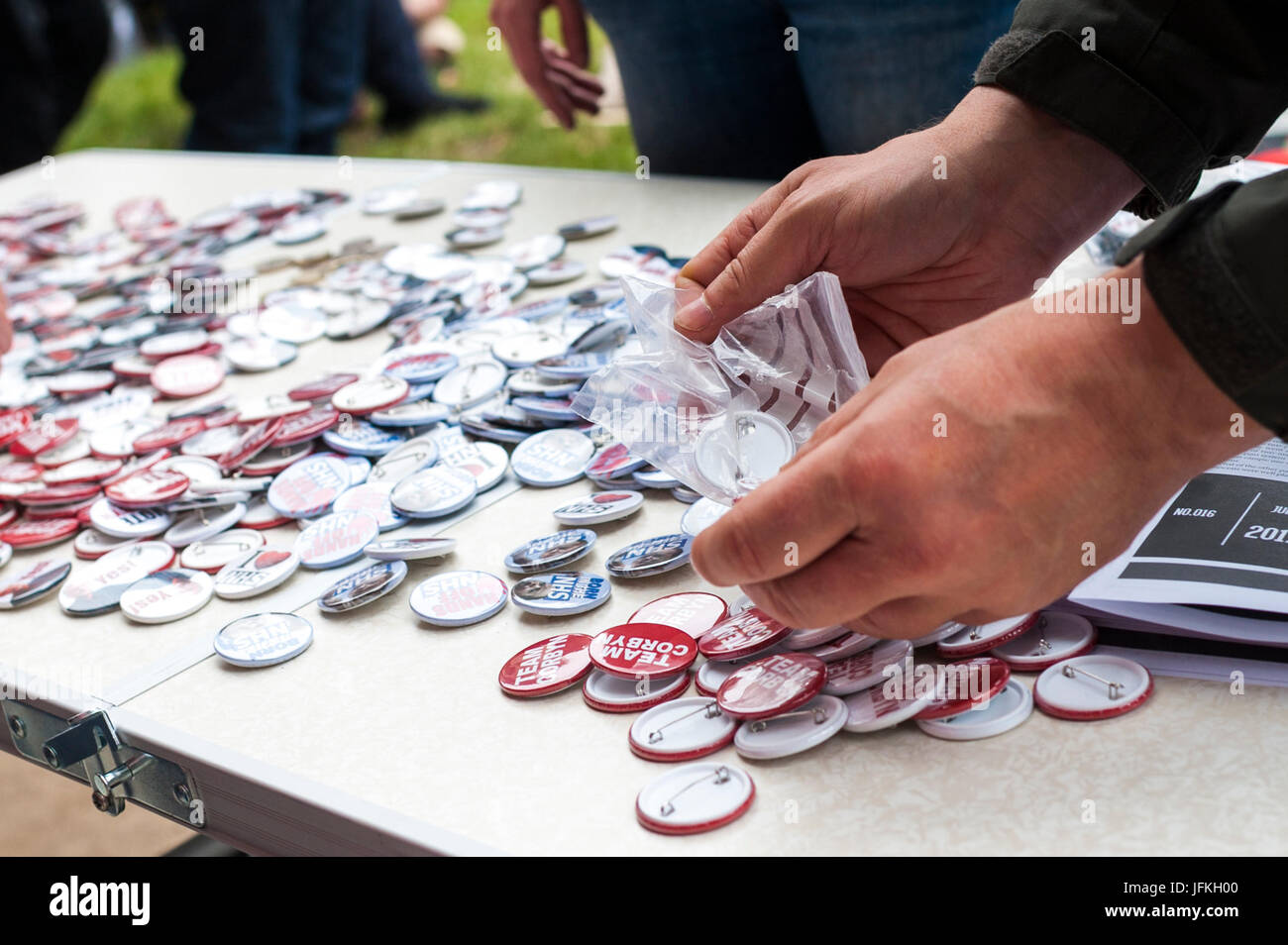 Londra, Regno Unito. 01 Luglio, 2017. Londra, Inghilterra - Luglio 01 Team corbyn pin sul tavolo. Migliaia di manifestanti hanno aderito all'anti-Tory dimostrazione a BBC Broadcasting House e hanno marciato per la piazza del Parlamento. I dimostranti chiedono la fine del governo conservatore e le politiche di austerità Credito: onebluelight.com/Alamy Live News Foto Stock