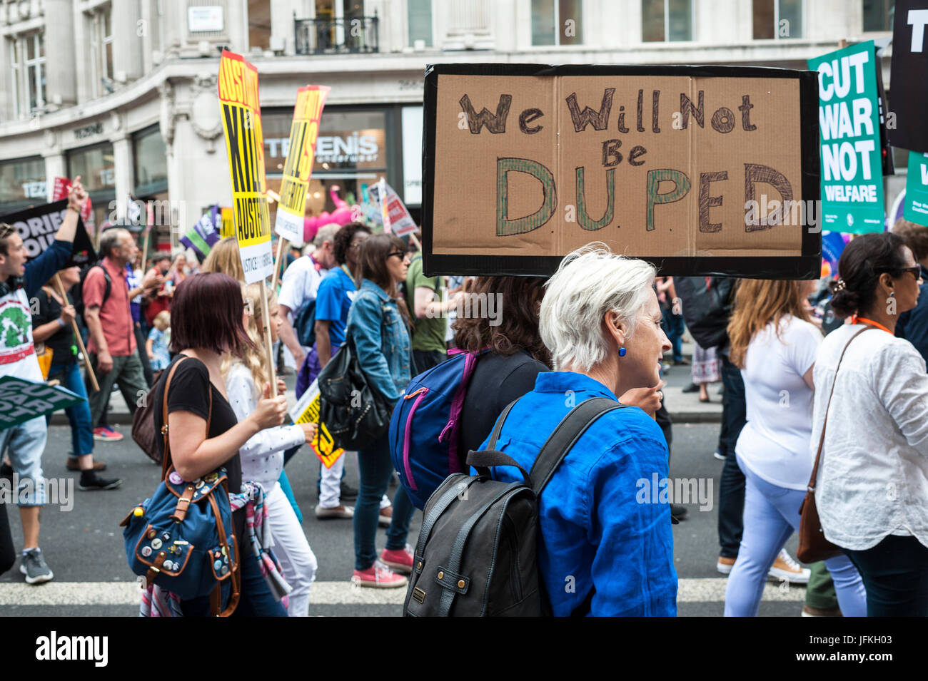 Londra, Regno Unito. 01 Luglio, 2017. I manifestanti portano cartelloni durante il 'Non un giorno di più' marzo passato Piccadilly Circus il 1 luglio 2017 a Londra, Inghilterra. Migliaia di manifestanti hanno aderito all'anti-Tory dimostrazione a BBC Broadcasting House e hanno marciato per la piazza del Parlamento. I dimostranti chiedono la fine del governo conservatore e le politiche di austerità Credito: onebluelight.com/Alamy Live News Foto Stock