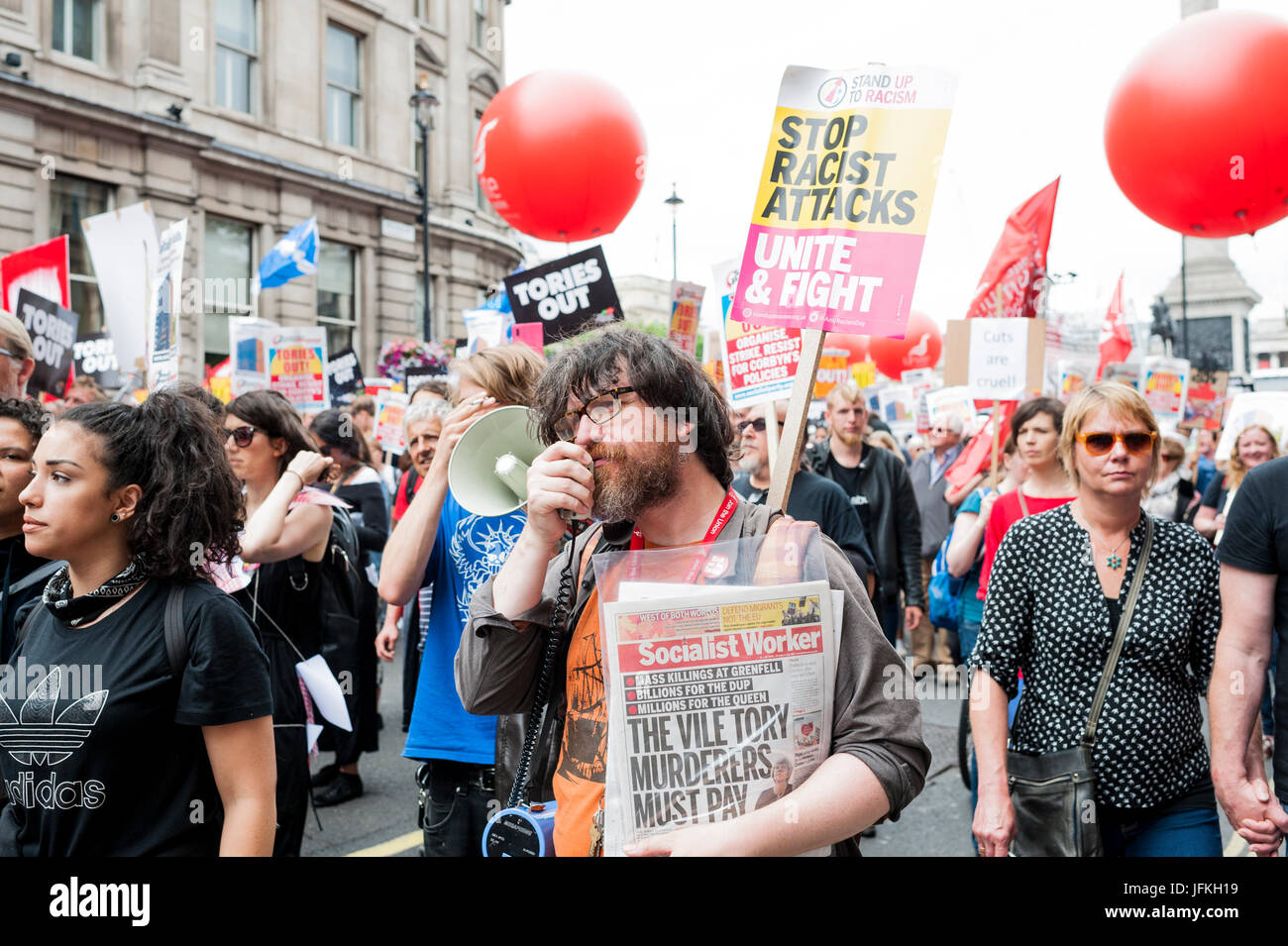 Londra, Regno Unito. 01 Luglio, 2017. I manifestanti portano cartelloni durante il 'Non un giorno di più' marzo passato Piccadilly Circus il 1 luglio 2017 a Londra, Inghilterra. Migliaia di manifestanti hanno aderito all'anti-Tory dimostrazione a BBC Broadcasting House e hanno marciato per la piazza del Parlamento. I dimostranti chiedono la fine del governo conservatore e le politiche di austerità Credito: onebluelight.com/Alamy Live News Foto Stock