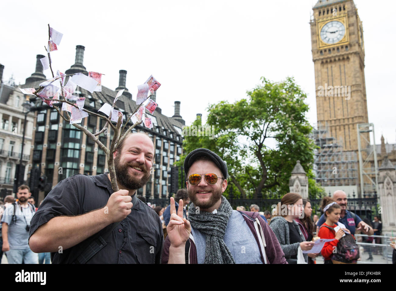 Londra, Regno Unito. 1 Luglio, 2017. Manifestanti con un modello di 'magic money tree" al di fuori del Parlamento durante il non un giorno di più manifestazione nazionale organizzata dall'Assemblea popolare contro austerità in segno di protesta contro il proseguimento di austerità, tagli e privatizzazione e a chiamare per un adeguatamente finanziata servizio sanitario, il sistema di educazione e l'alloggiamento. Un minuto di silenzio si è svolto anche per le vittime del fuoco a Grenfell Torre. Credito: Mark Kerrison/Alamy Live News Foto Stock