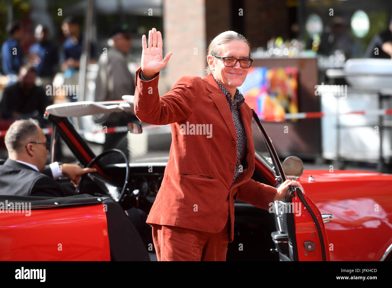 Monaco di Baviera, Germania. 1 Luglio, 2017. Il produttore britannico Stephen Woolley arriva per la cerimonia di consegna del premio e la Tedesca premiere del film di chiusura 'i loro migliori' durante il Monaco Film Festival di Monaco di Baviera (Germania), 1 luglio 2017. Foto: Tobias Hase/dpa/Alamy Live News Foto Stock