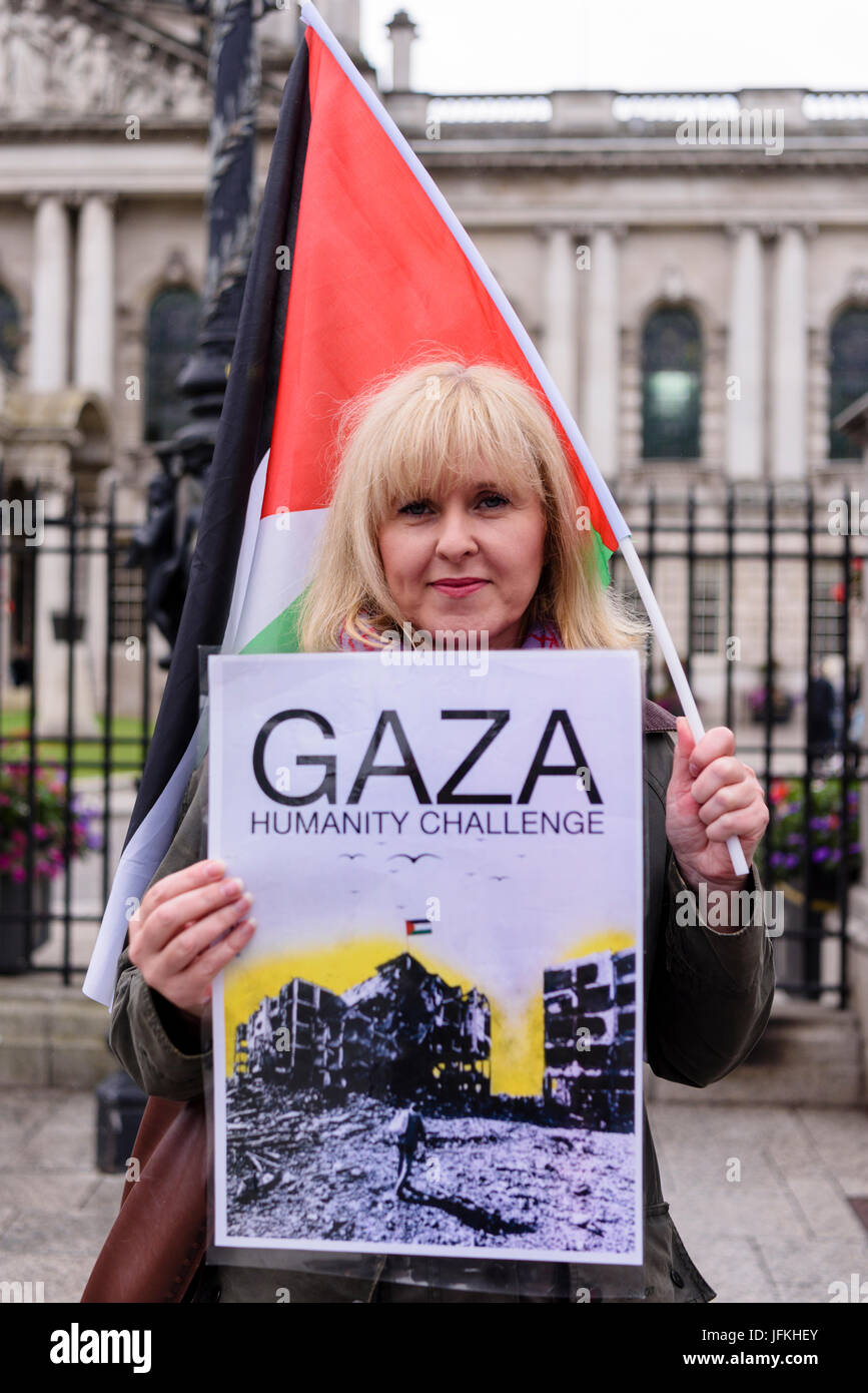 Belfast, Irlanda del Nord. 01/07/2017 - Anti Israele protesta avviene a sostegno della popolazione di Gaza da parte di Belfast repubblicani. Foto Stock