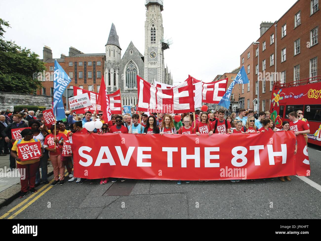 Dublino, Irlanda. 01 Luglio, 2017. Diritto alla vita Rally Dublin 1/7/2017. Vari gruppi in difesa della vita, ha preso nel parco un marzo e rally attraverso Dublino città oggi, che chiedono che l'Ottavo emendamento della Costituzione che protegge i diritti del nascituro e nega alle donne il diritto di scegliere l'aborto, non dovrebbe essere abrogato. Taoiseach Leo Varadkar ha indicato che egli è a favore di un referendum sul tema il prossimo, ed è supportato in questo da il diritto di scegliere i sostenitori. Credito: Eamonn Farrell/Alamy Live News Foto Stock